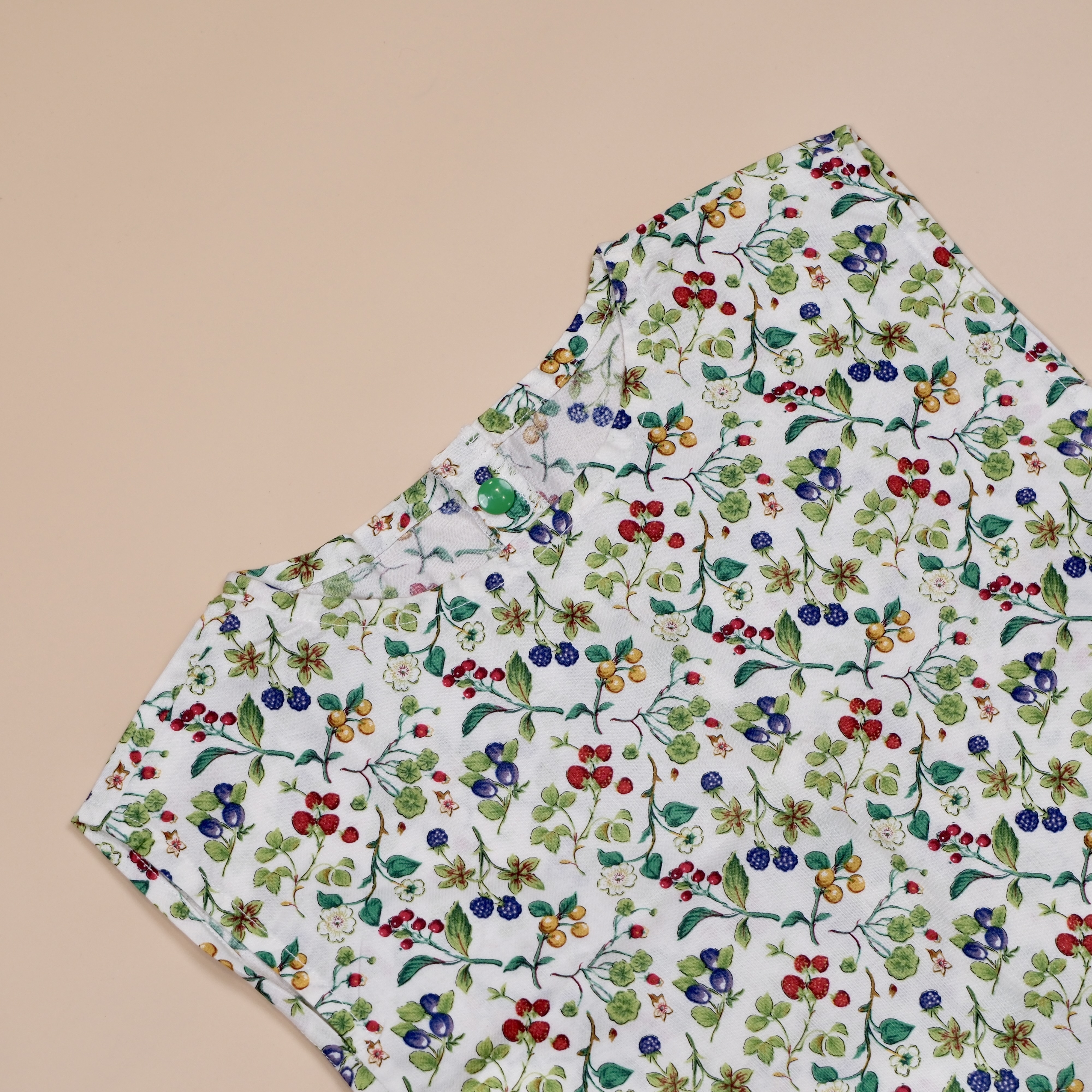 白底莓果 ⬗ 無袖上衣