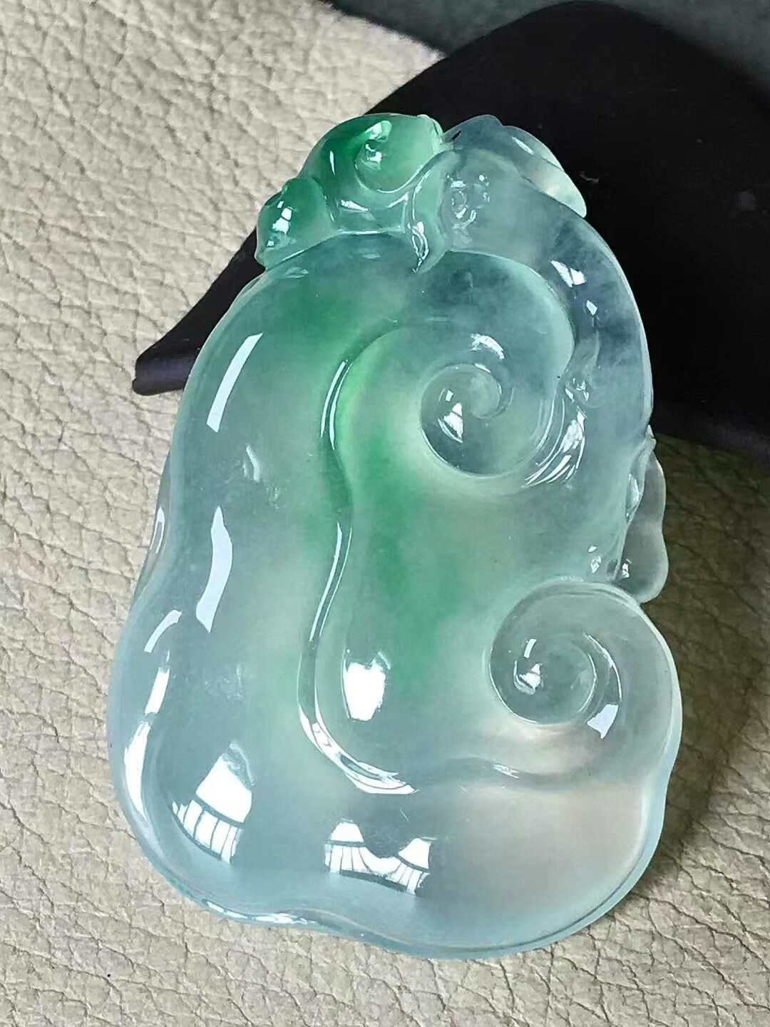 7205554 翡翠玻璃種飄綠如意