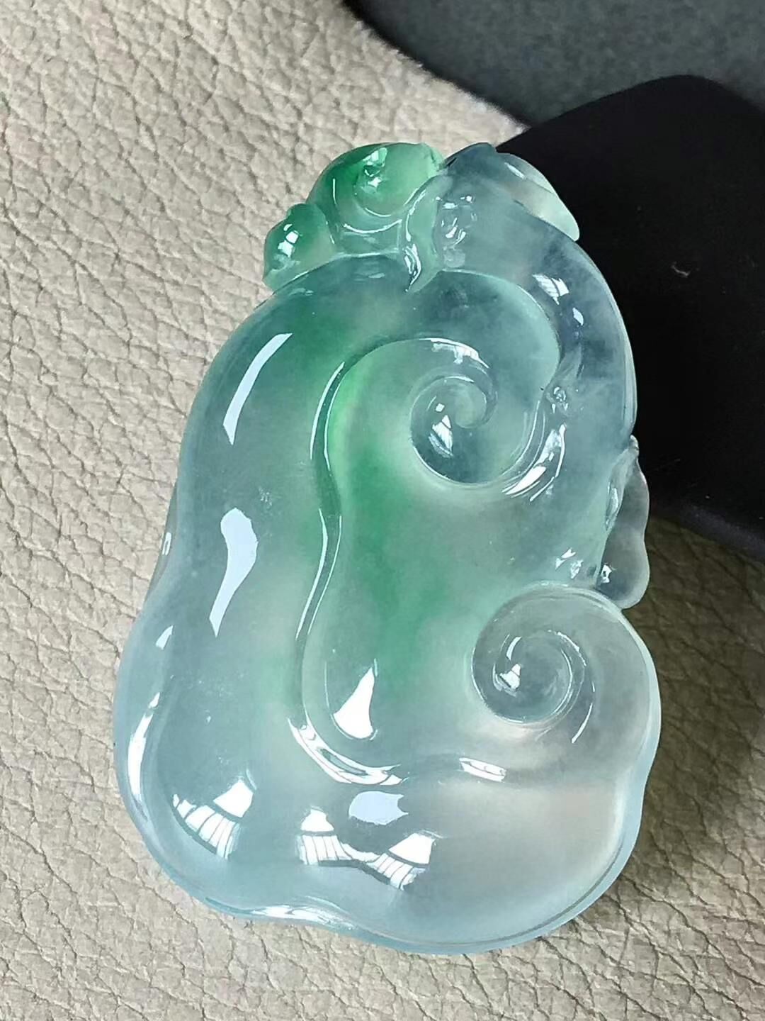 7205554 翡翠玻璃種飄綠如意