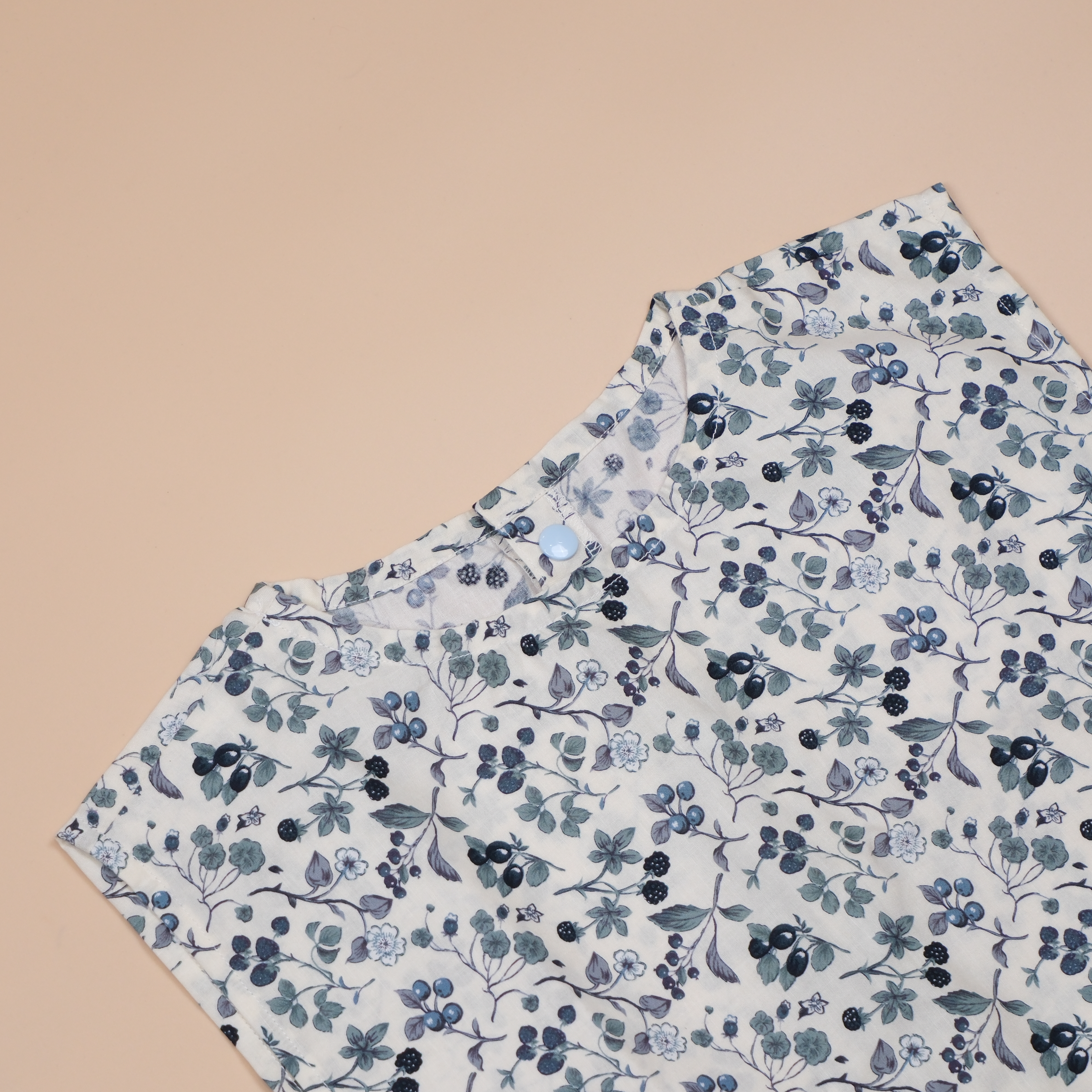 米白底藍莓 ⬗ 無袖上衣