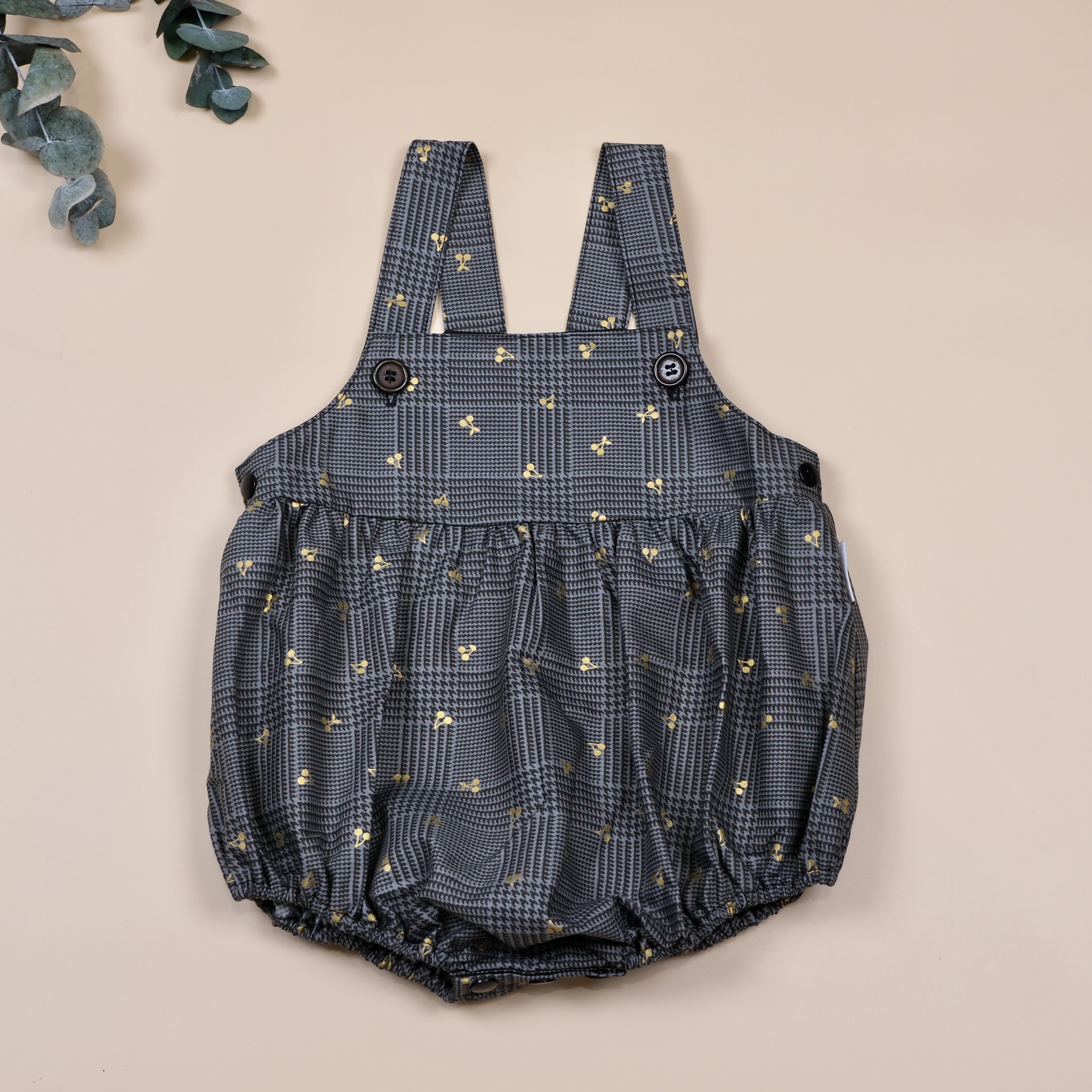 蓬蓬遊行 PomPom Parade ❉ 燙金櫻桃千鳥格紋黑色 ❉ 吊帶式連身包屁衣