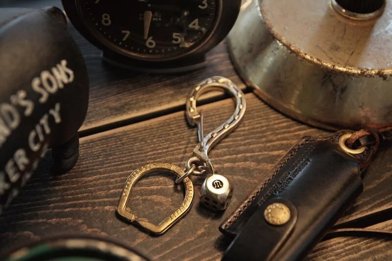 METALIZE 馬蹄大鉤鑰匙圈-黃銅骰子