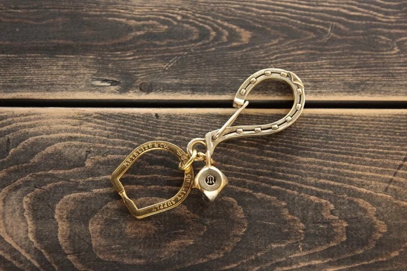 METALIZE 馬蹄大鉤鑰匙圈-黃銅骰子