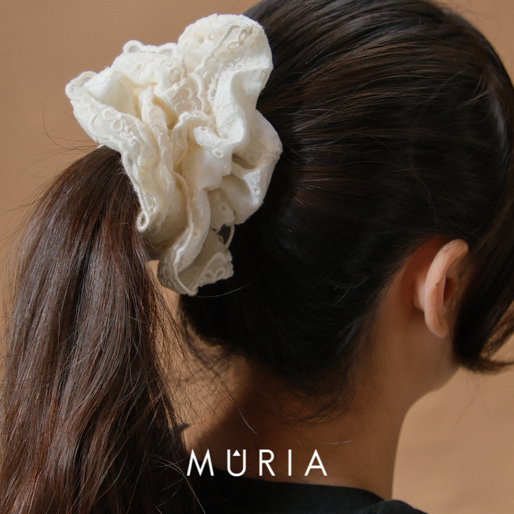 MÛRIA  刺繡花紋小蠻腰大腸圈<蕾絲白>