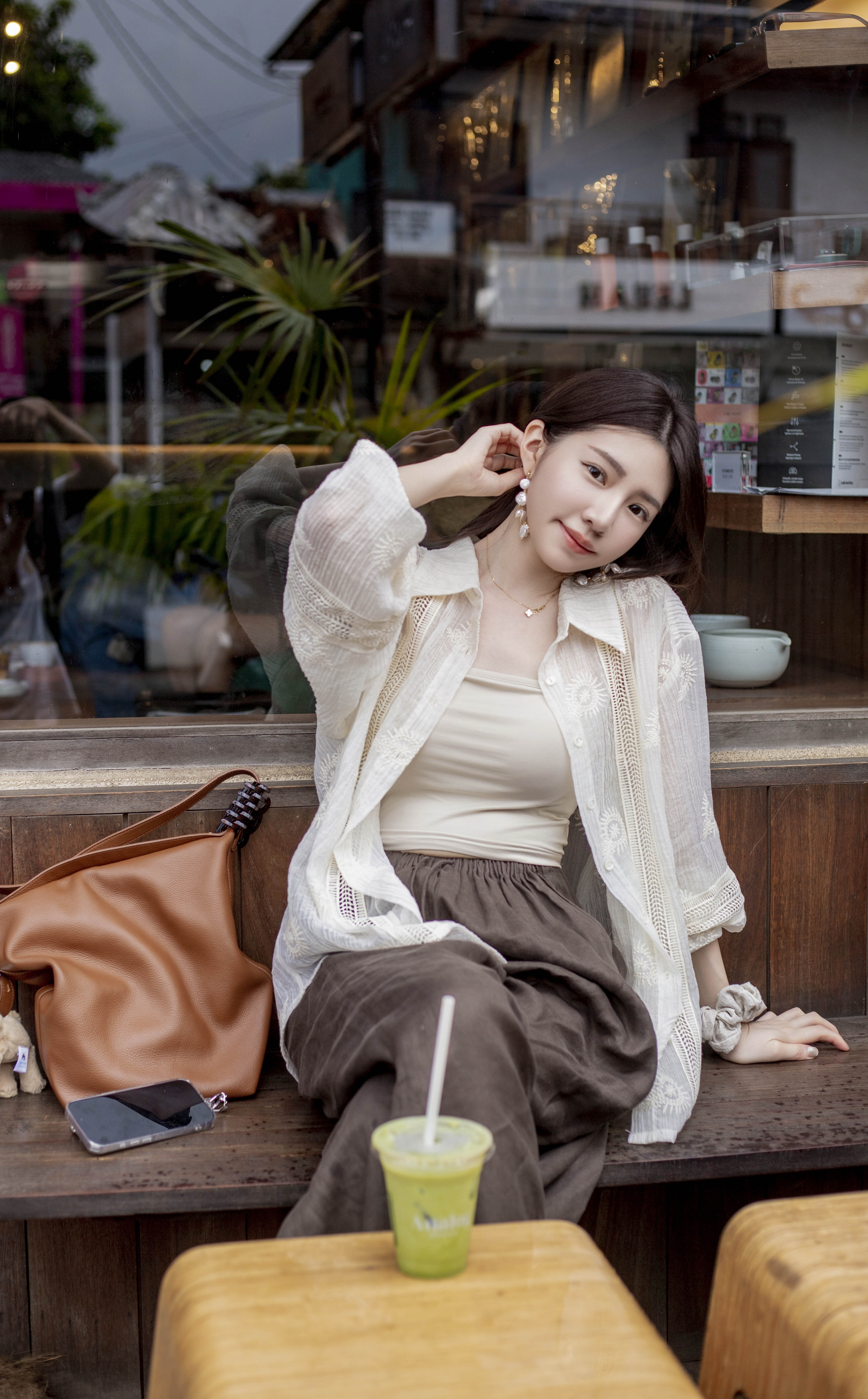 Gmade/希臘微光繡花 簍空蕾絲拼接小澎袖罩衫-米杏