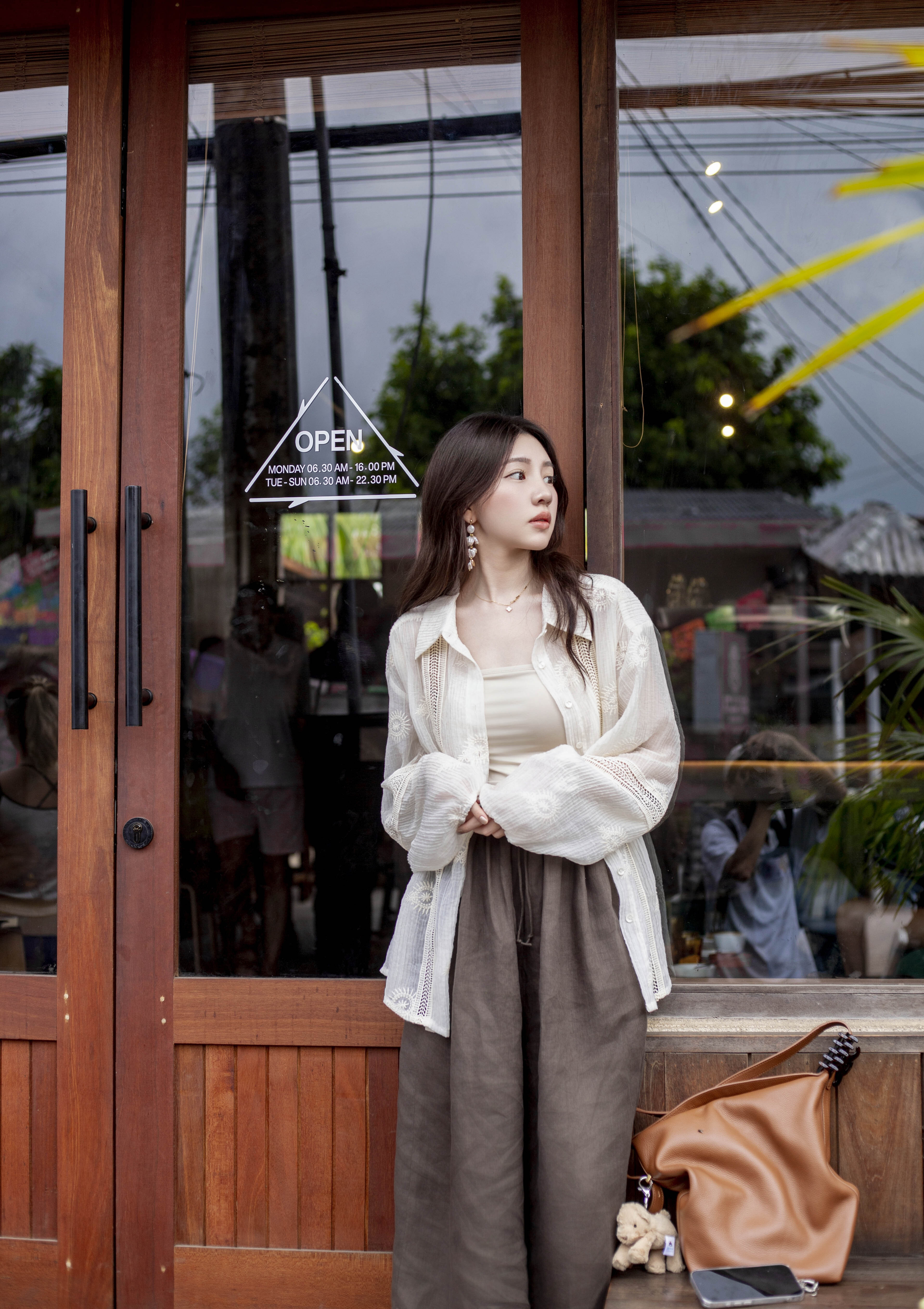 Gmade/希臘微光繡花 簍空蕾絲拼接小澎袖罩衫-米杏