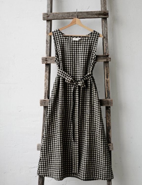 (預購)ALL THE BEAUTIFUL LINEN 大人款-格紋無袖綁帶洋裝 Festive Sleeveless Linen Dress
