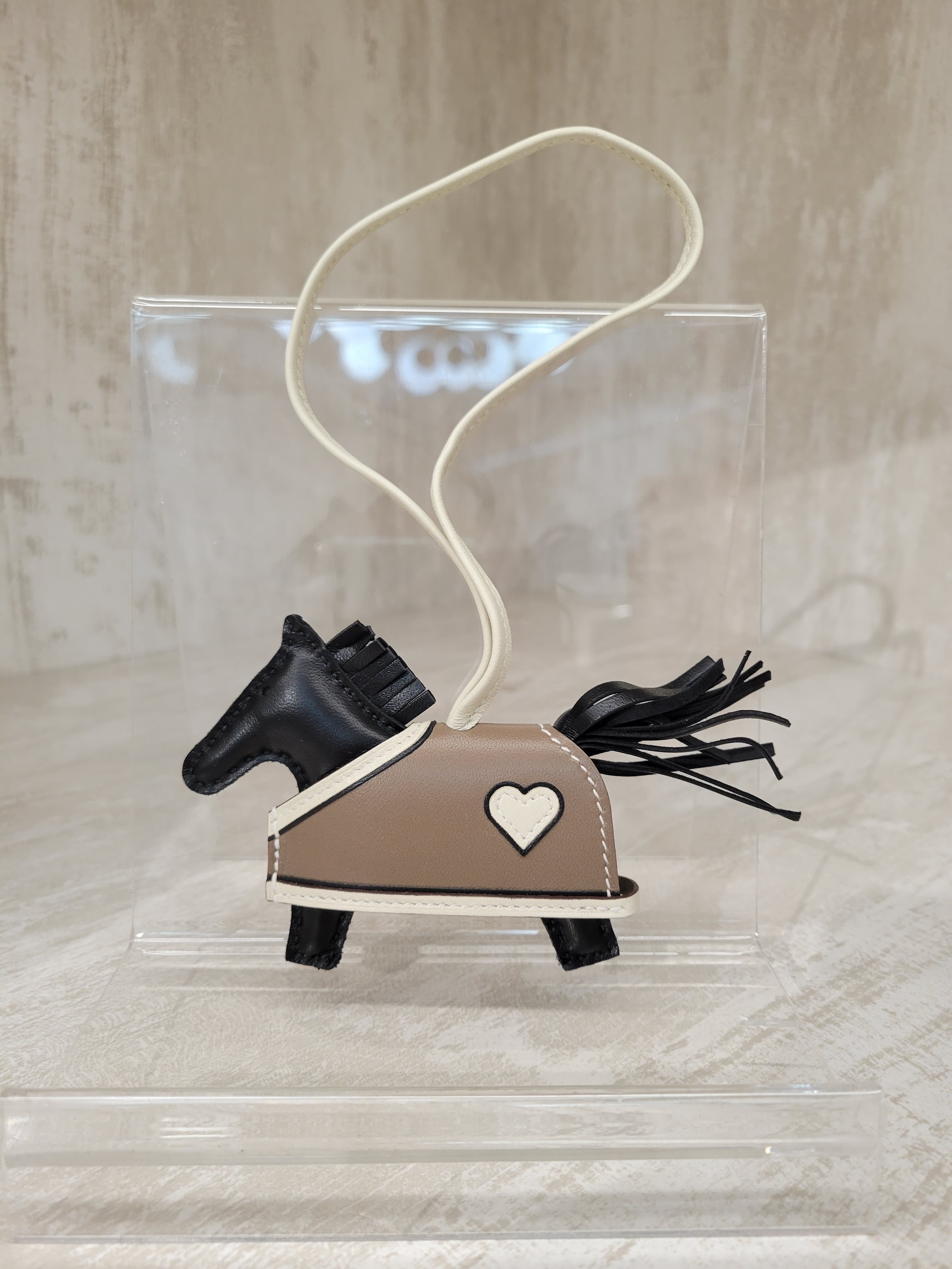 HERMES Rodeo Robeo Coeur PM charm noir / craie / étoupe