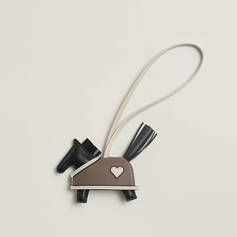 HERMES Rodeo Robeo Coeur PM charm noir / craie / étoupe