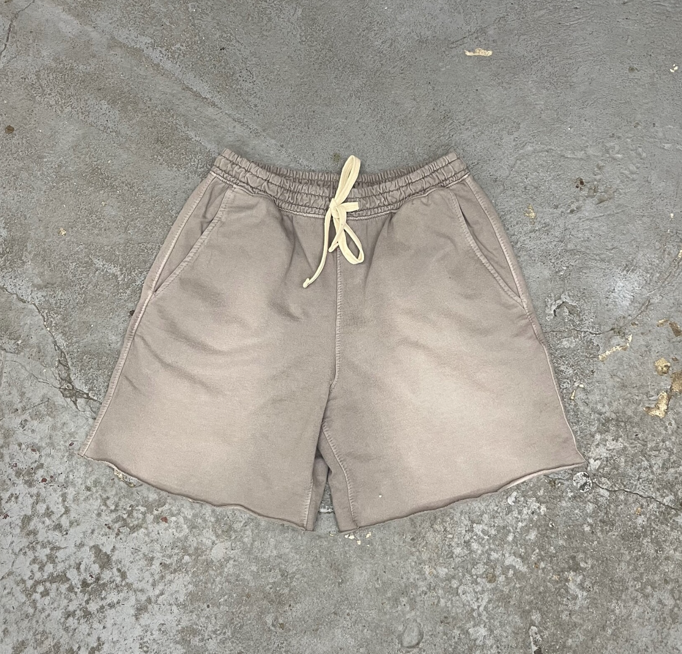 [Instock] MOOJIMOOJI SWEAT SHORTS | AGED TAUPE GREY