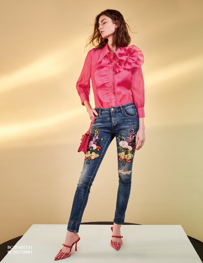 BC1EC320B1 紅色派對重工花草刺繡牛仔褲