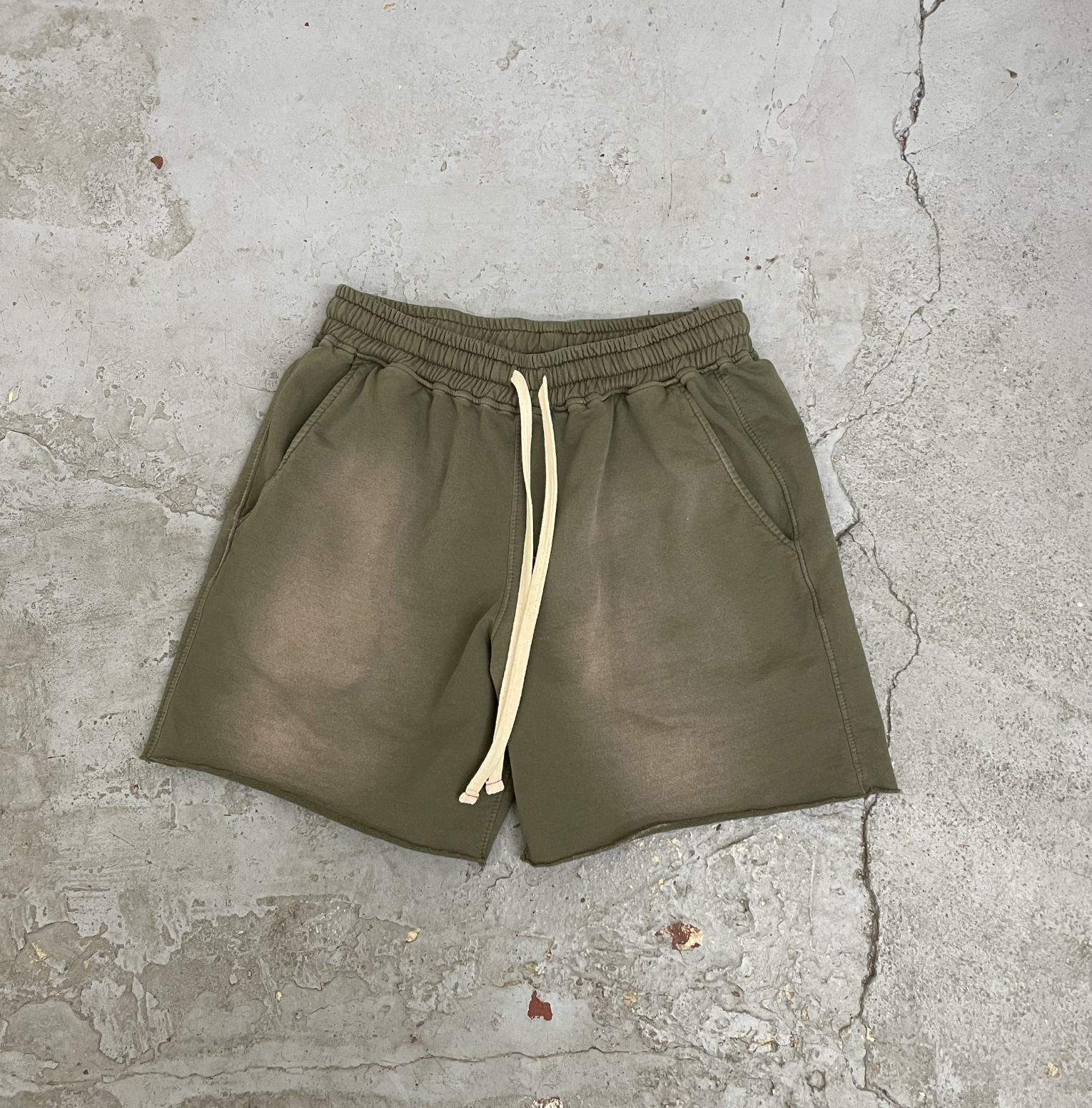 [Instock] MOOJIMOOJI SWEAT SHORTS | AGED OLIVE GREEN