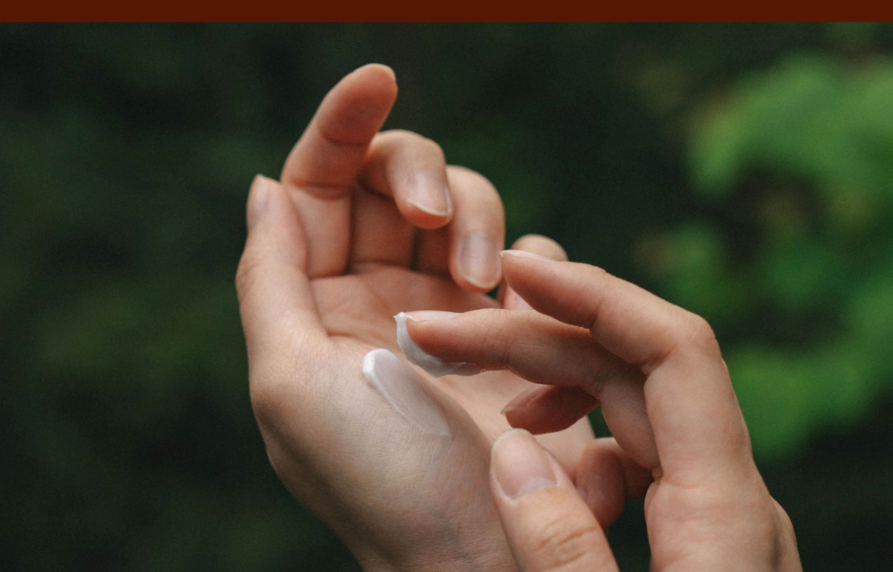 柔潤延展之際，如微光輕拂眼際細緻肌膚