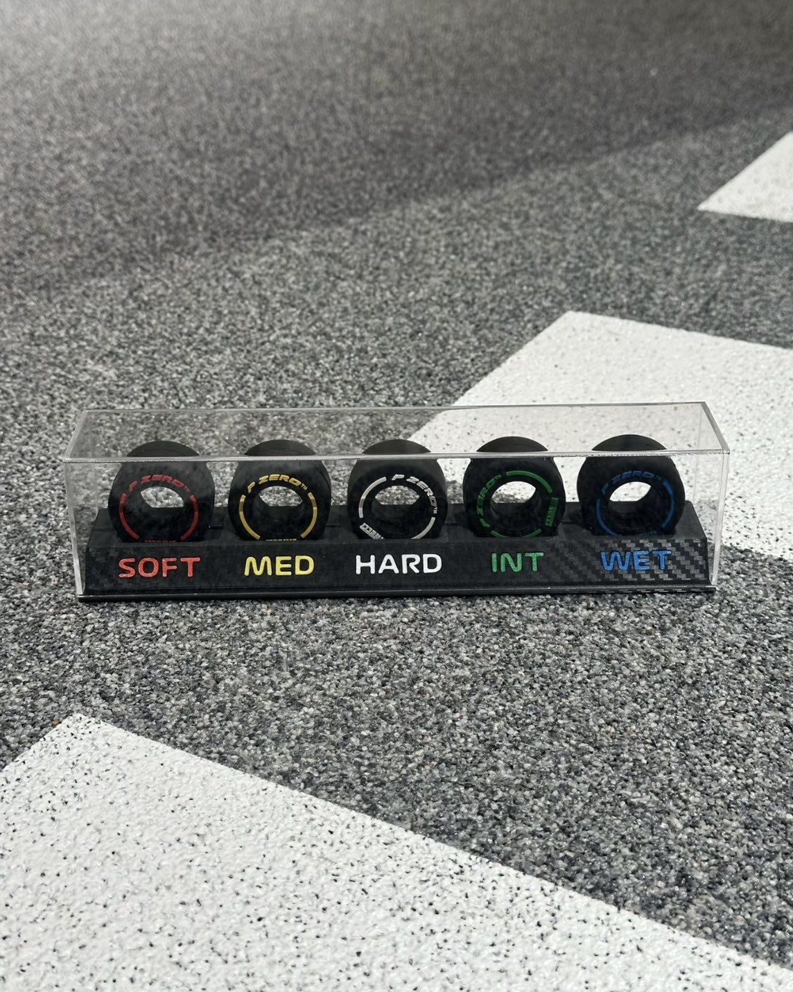 「F1輪胎展示架」F1賽車輪胎碳纖維紋路桌面展示架3D打印