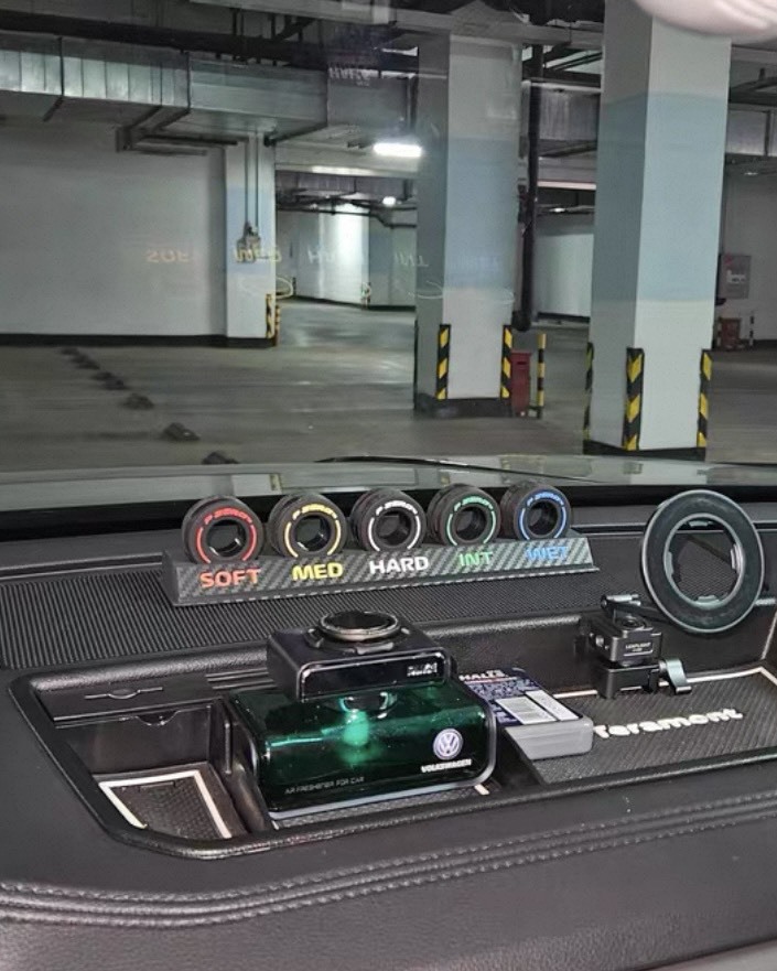 「F1輪胎展示架」F1賽車輪胎碳纖維紋路桌面展示架3D打印