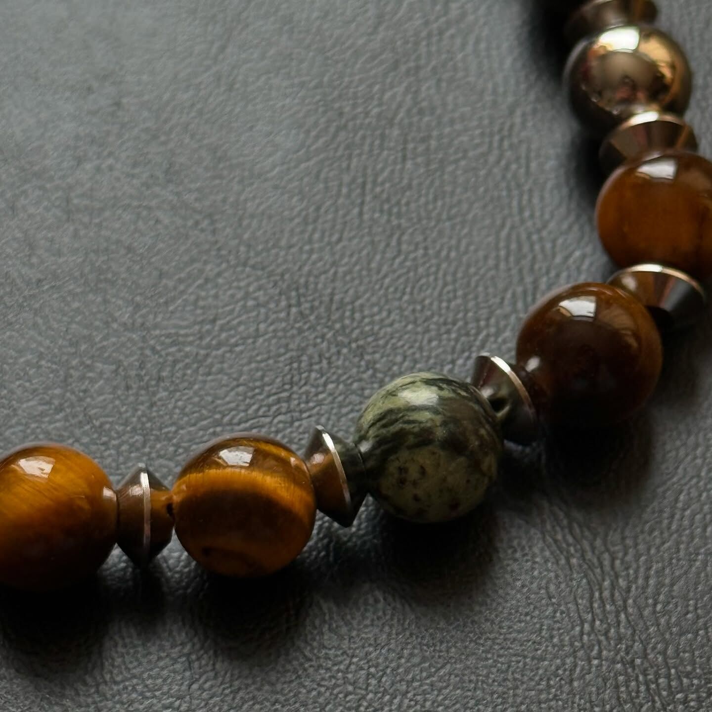 [原石] 虎眼石+剛巴巴碧玉+藥王石 設計款水晶手串