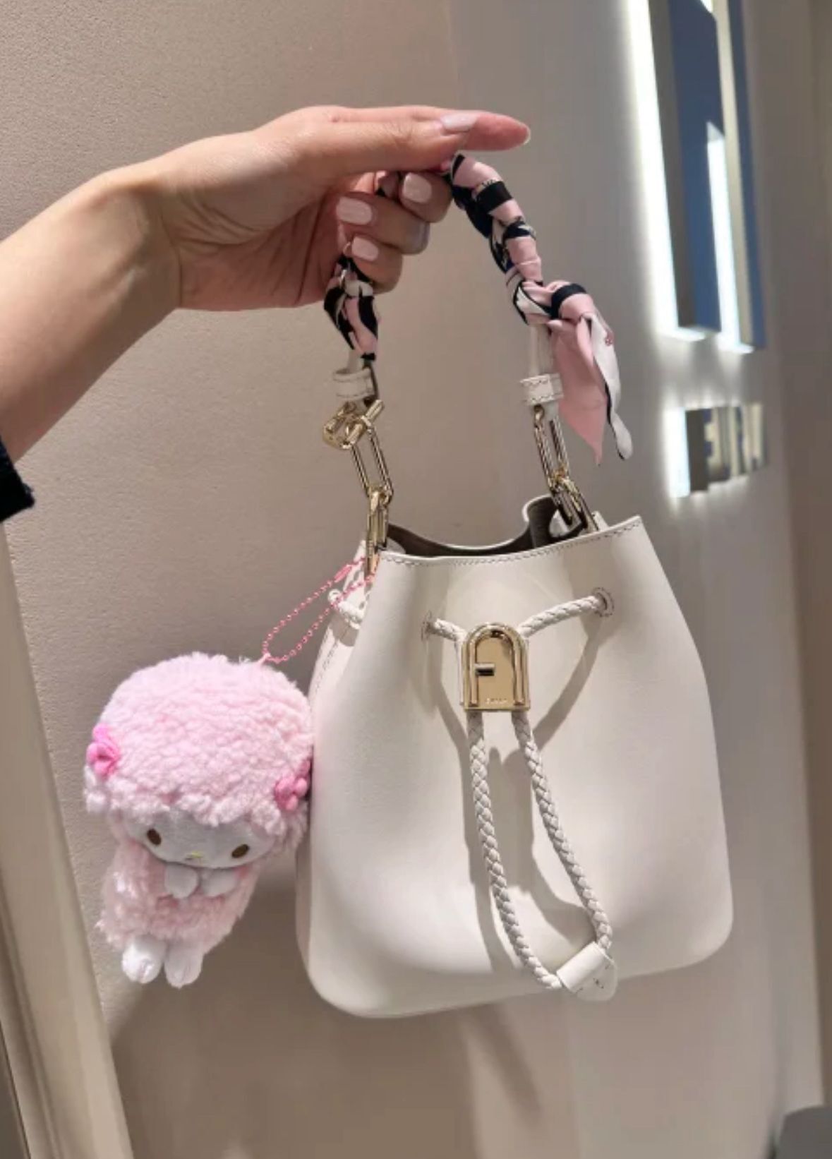 【直播】Q072405 Furla Panna 白色水桶包