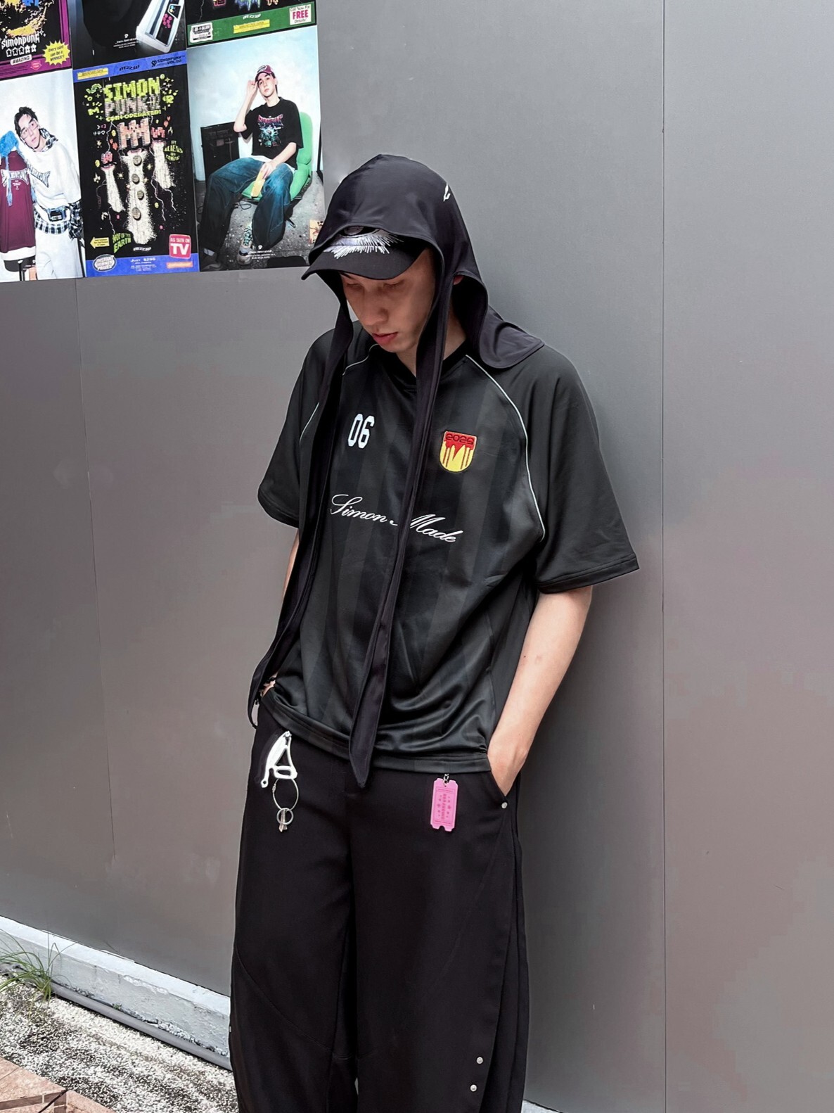 SIMON MADE TS-2528 BLACK SEASON ‘06 條紋 勳章 足球 短T