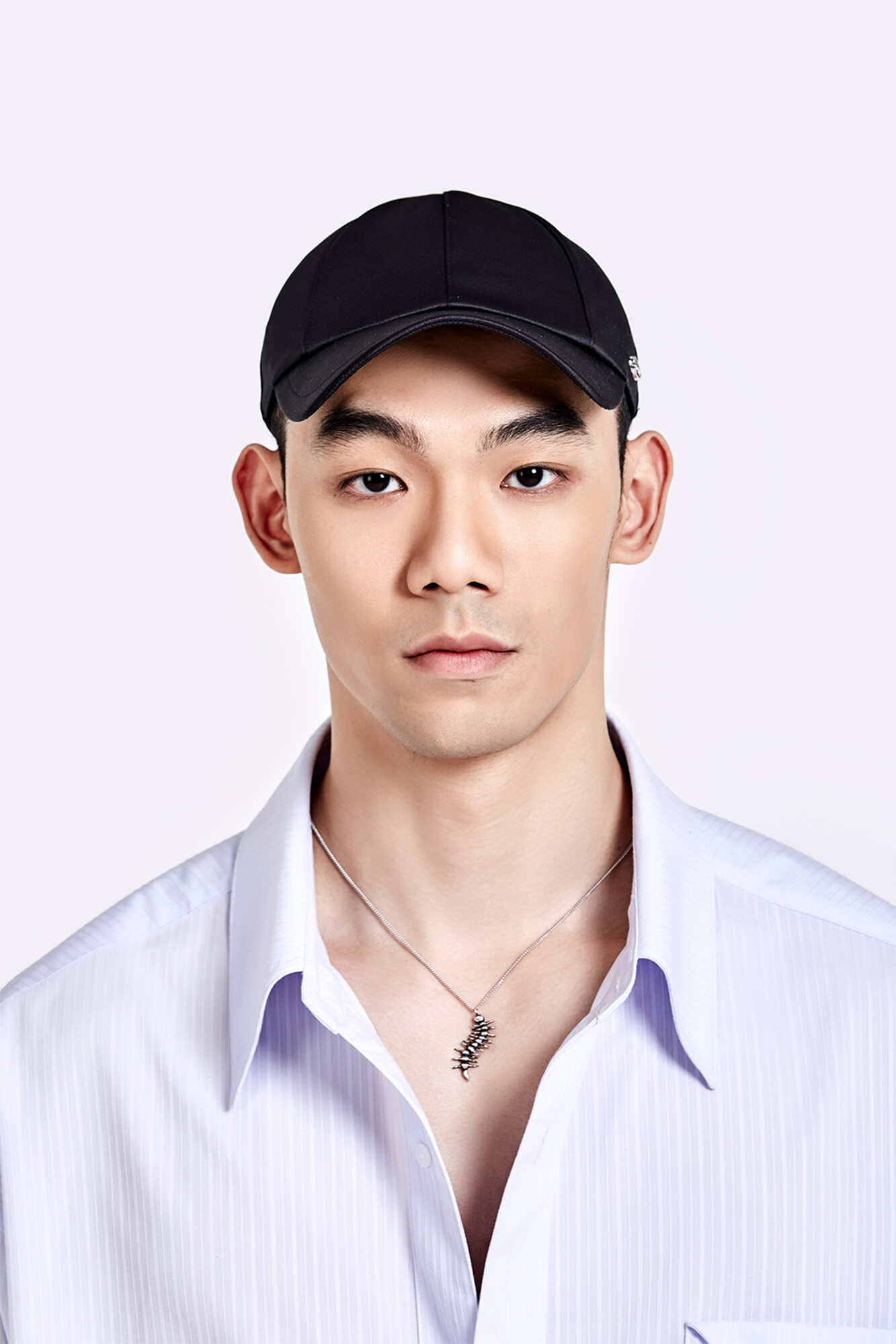 金屬 Logo 平頂帽－神秘黑