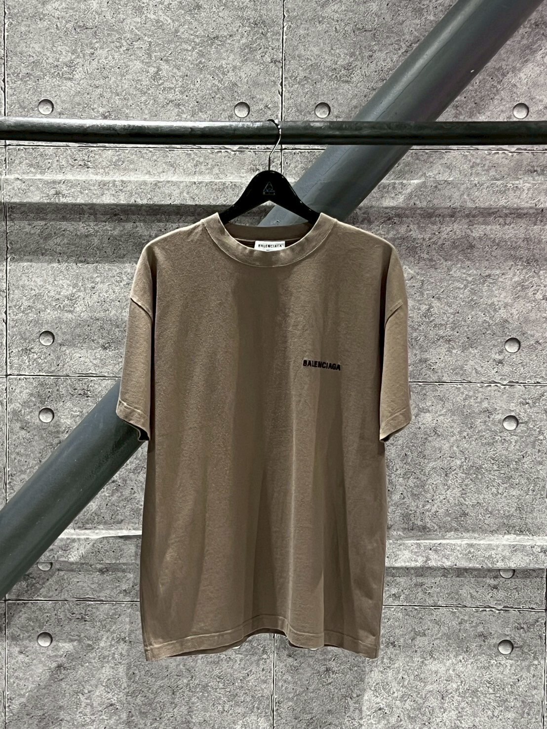 現貨6折 BALENCIAGA 刺繡正反面字體Logo 大地色短袖 T