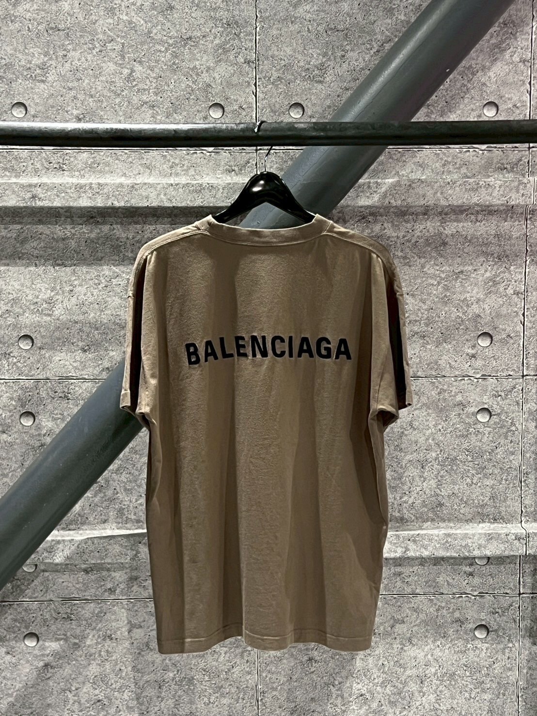 現貨6折 BALENCIAGA 刺繡正反面字體Logo 大地色短袖 T