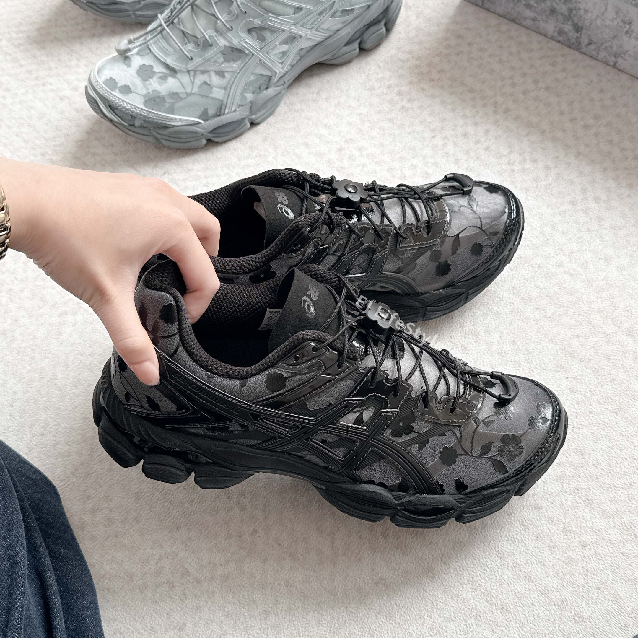 Cecilie Bahnsen X ASICS GEL-CUMULUS 16 聯名款 薄紗 花卉 花朵 透視 全黑 抽繩 快繫繩扣 男女鞋 1203A762-001 / 現貨