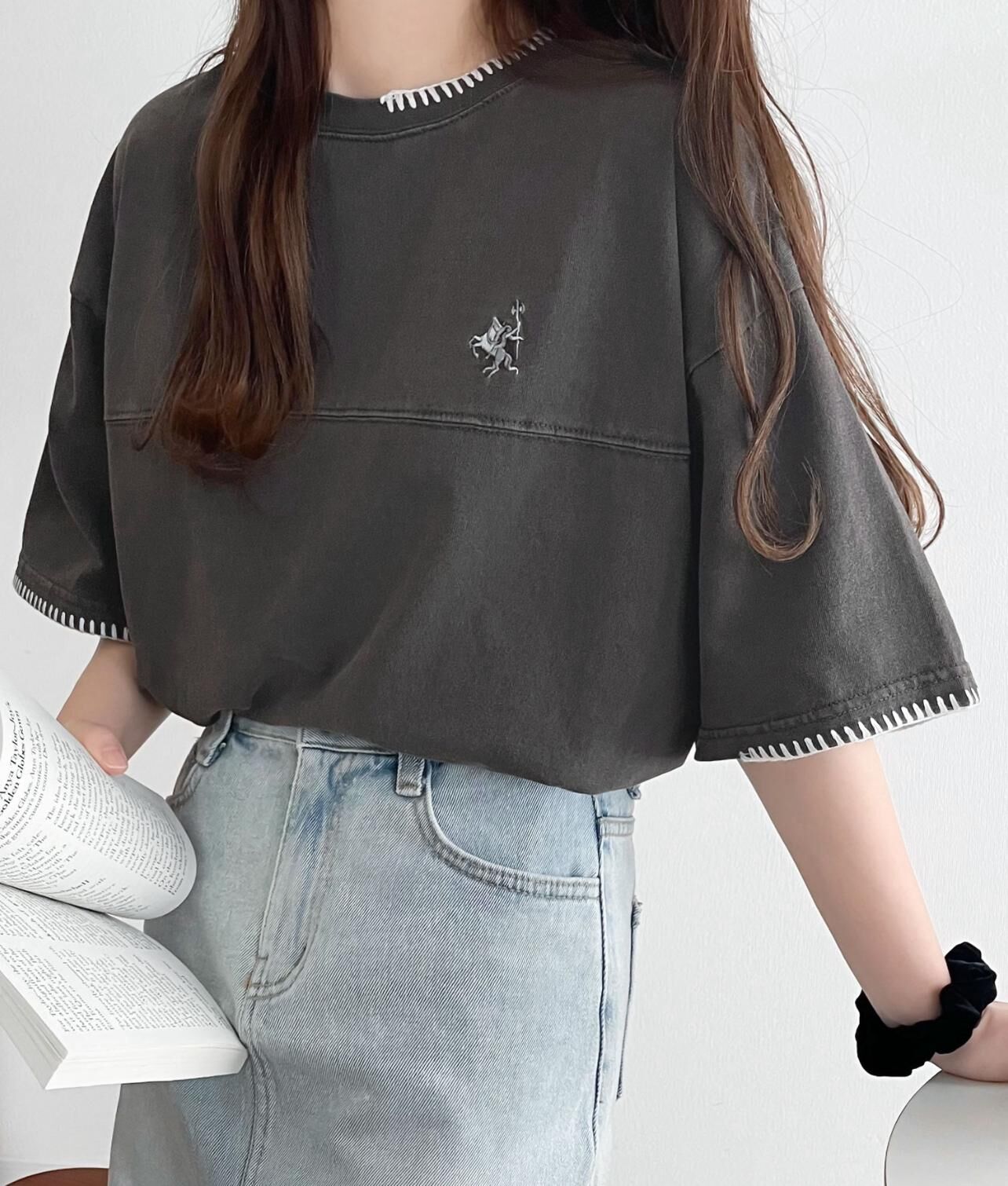 【預購】JN072609  Java 刺繡短袖上衣( 炭灰色)