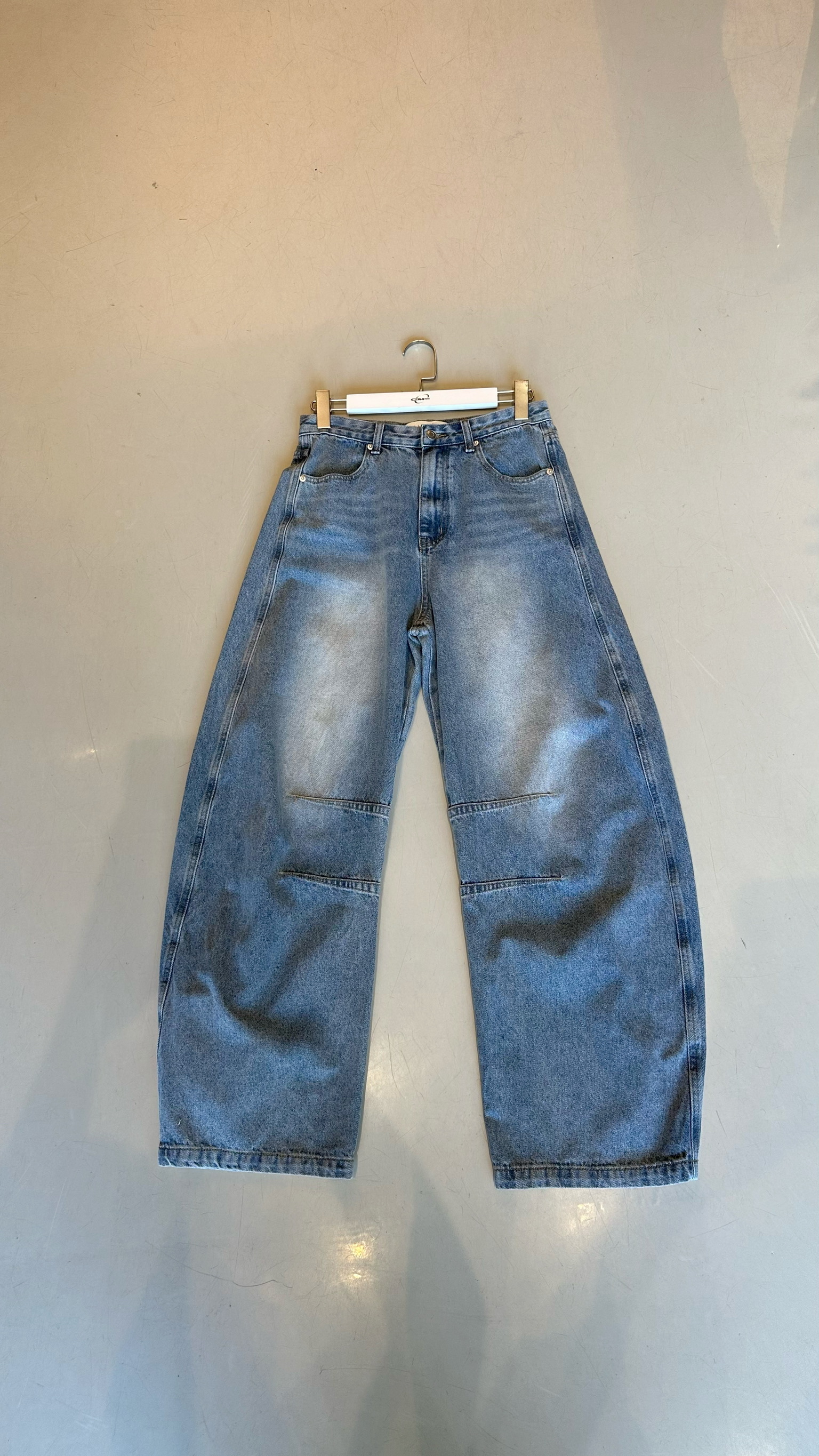 利落淺藍彎刀牛仔褲