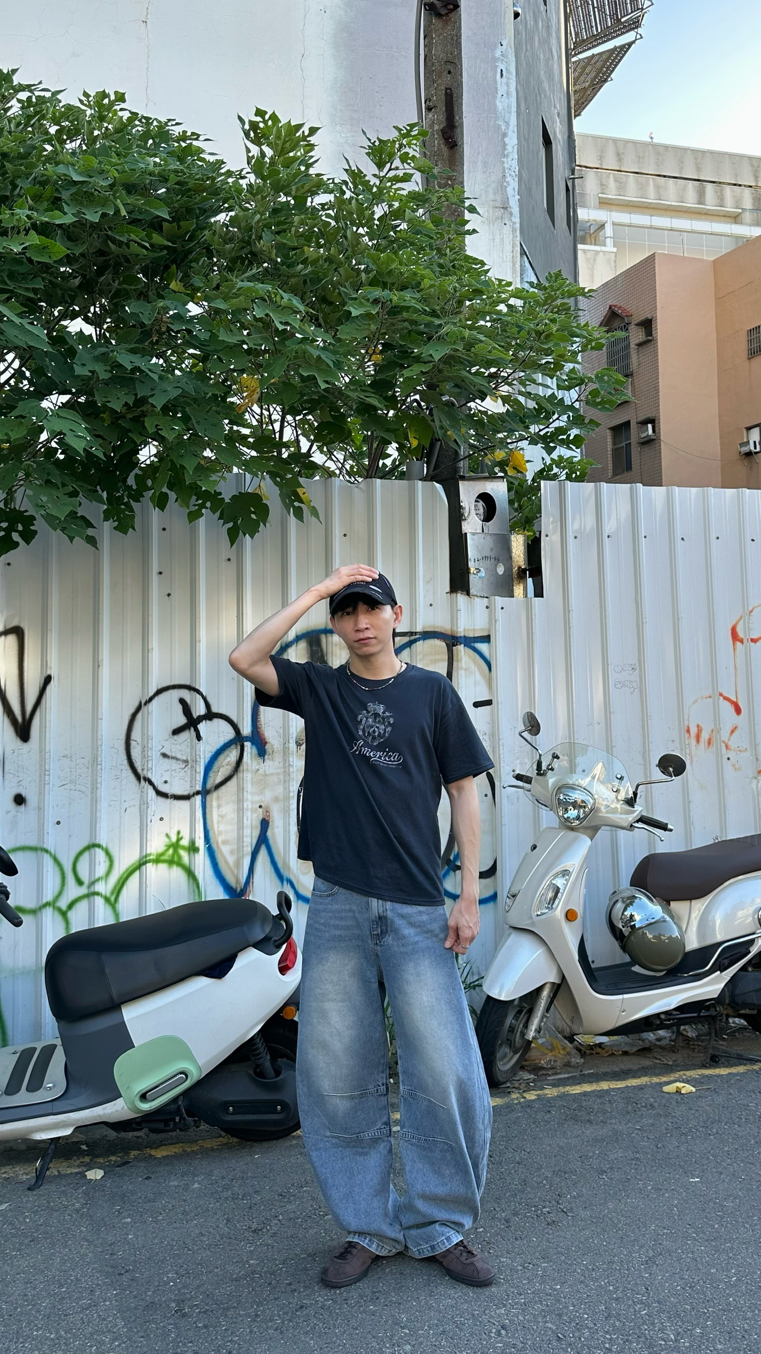 利落淺藍彎刀牛仔褲