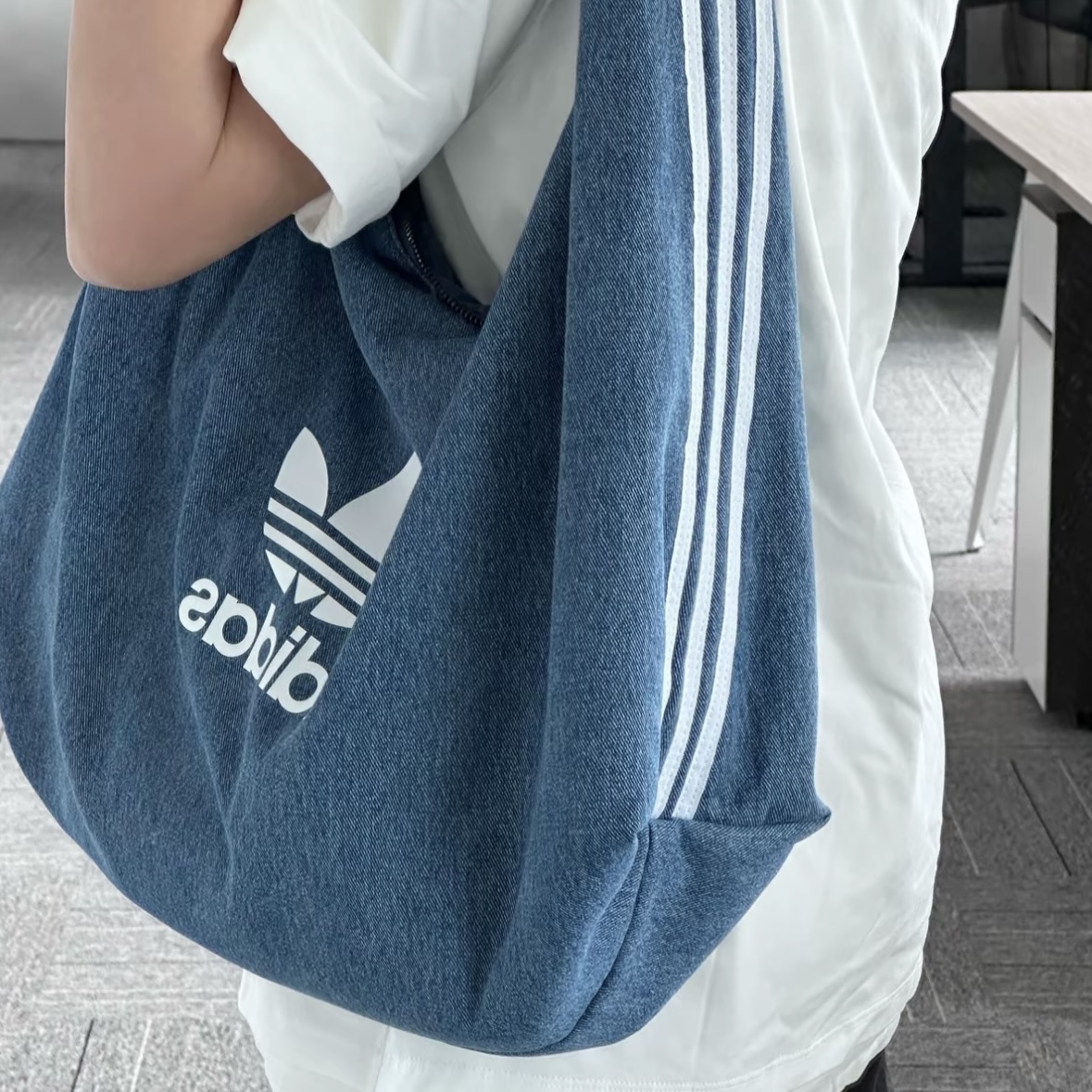 ADIDAS ORIGINALS  愛迪達  經典 三葉草 牛仔單寧風 肩背包 斜挎包 手提包 雲朵包 IX7693