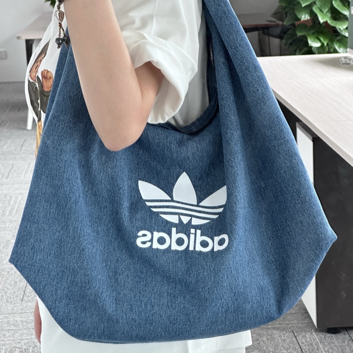 ADIDAS ORIGINALS  愛迪達  經典 三葉草 牛仔單寧風 肩背包 斜挎包 手提包 雲朵包 IX7693