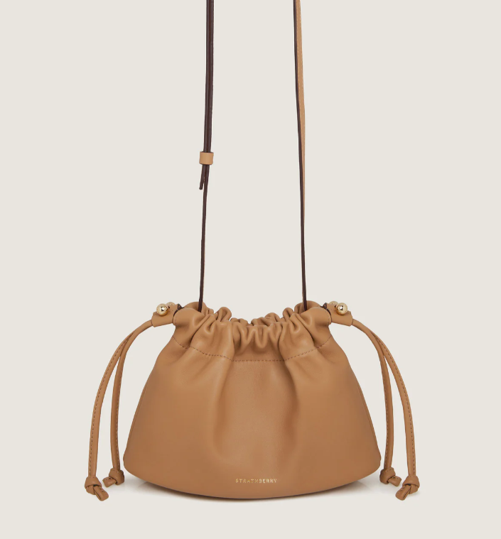 1SA0730-002 STRATHBERRY Charlotte Drawstring Soft Nappa Caramel #20242-157-554-440 (B-BO-E)