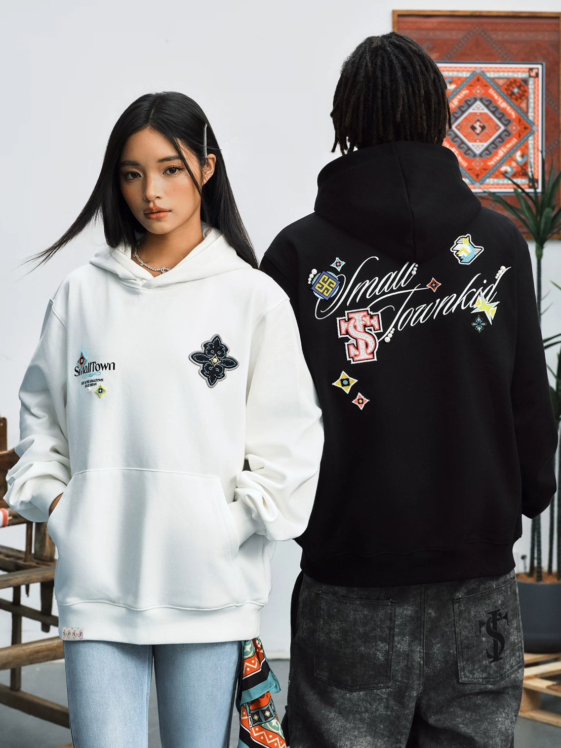 STK SmallTownKid 民族風 珍珠貼布Logo 帽T