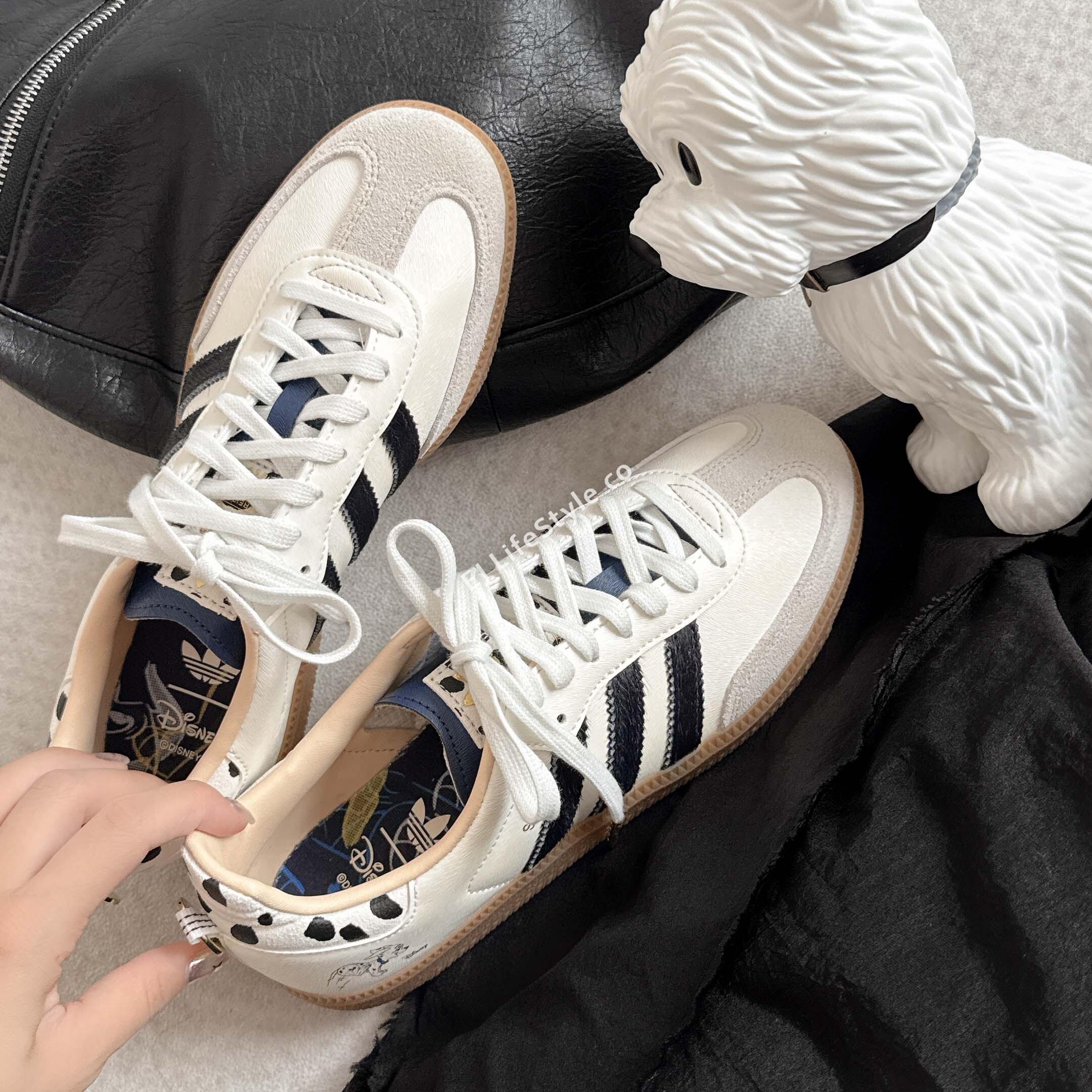 DISNEY X ADIDAS SAMBA OG 迪士尼 101忠狗 奶油白黑 焦糖底 斑點 男女鞋 KJ5990 / 現貨