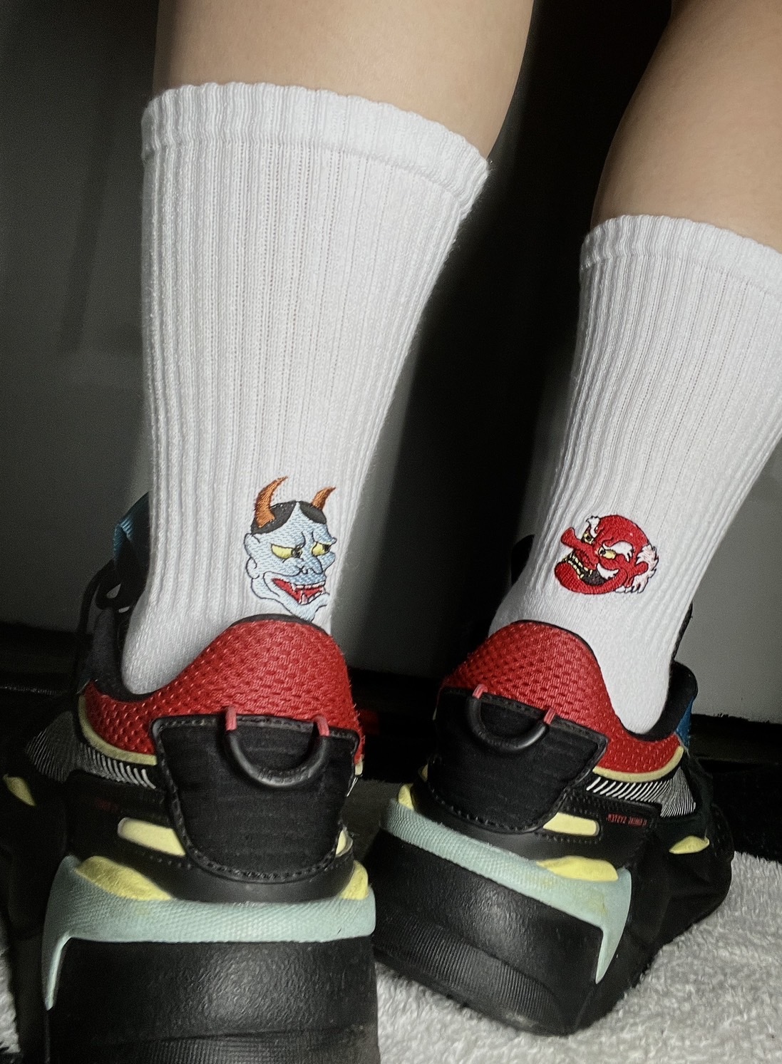 裂魂日系鬼面刺繡不對稱設計半毛巾底長襪【SCSXU16】