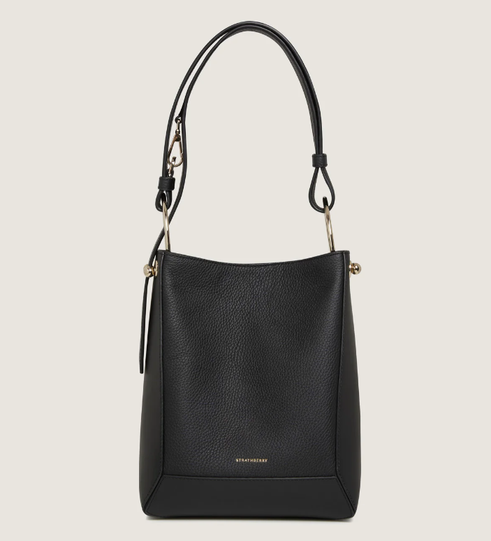 1SA0730-023 STRATHBERRY Lana Midi Bucket Grain Black #20251-125-650-100 (B-BO-E)