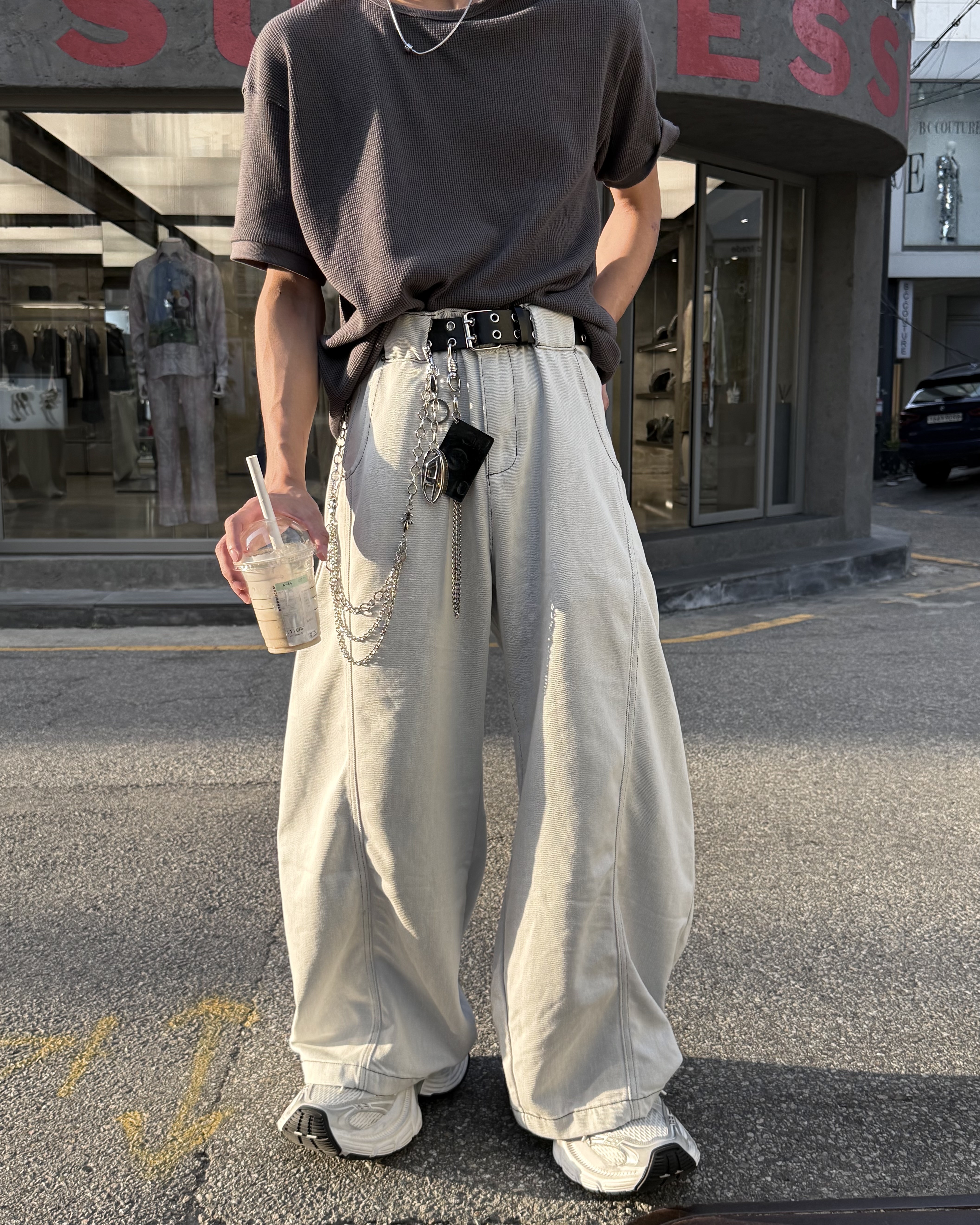 𝐇·𝐓·𝐒 韓國 柔霧白弧 丹寧 反車線 彎刀版型 素面 寬鬆 牛仔 長褲