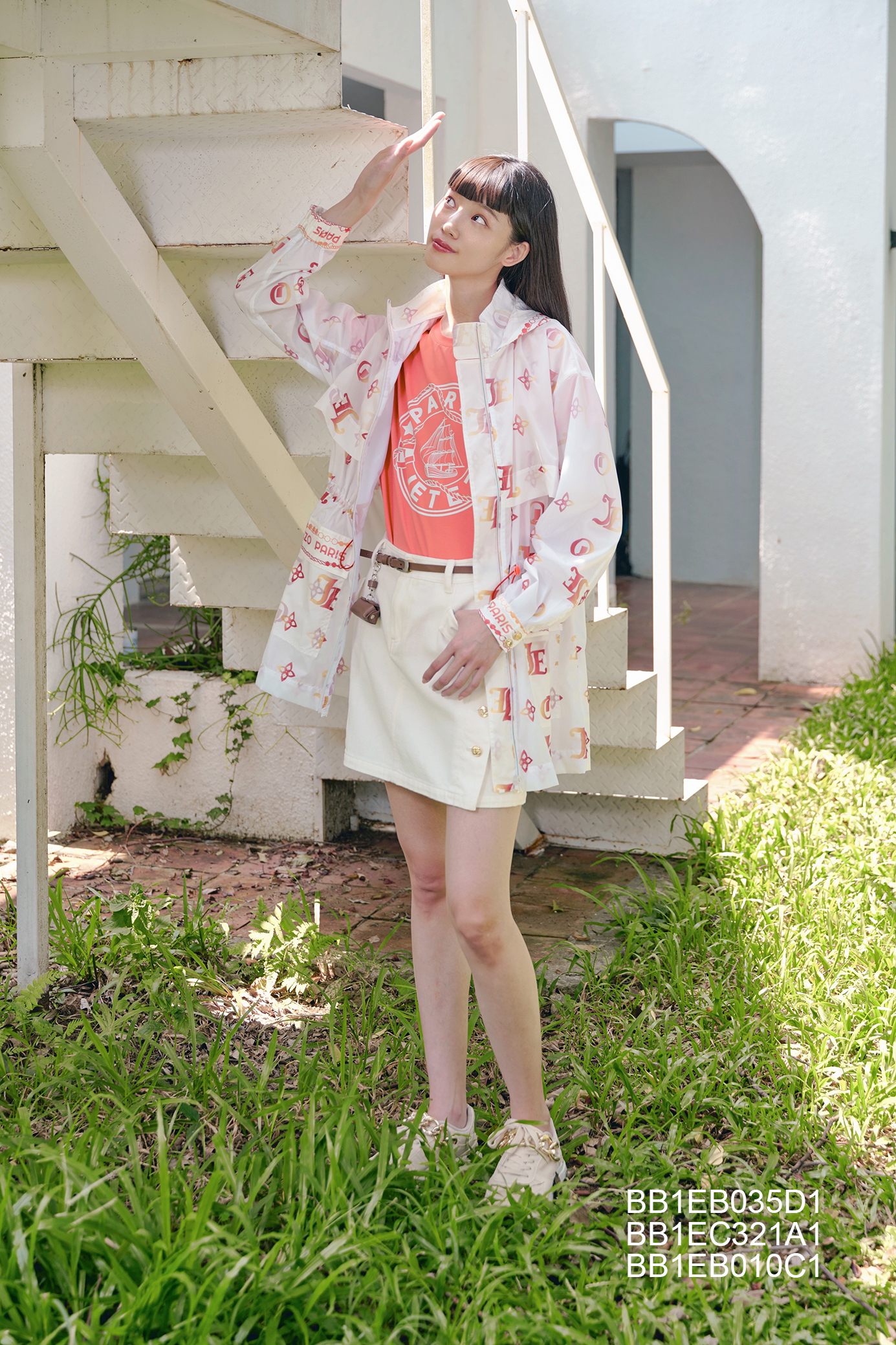 BB1EB035D1 熱帶風情畫橘金大字母抽繩機能性風衣 (官網限定)