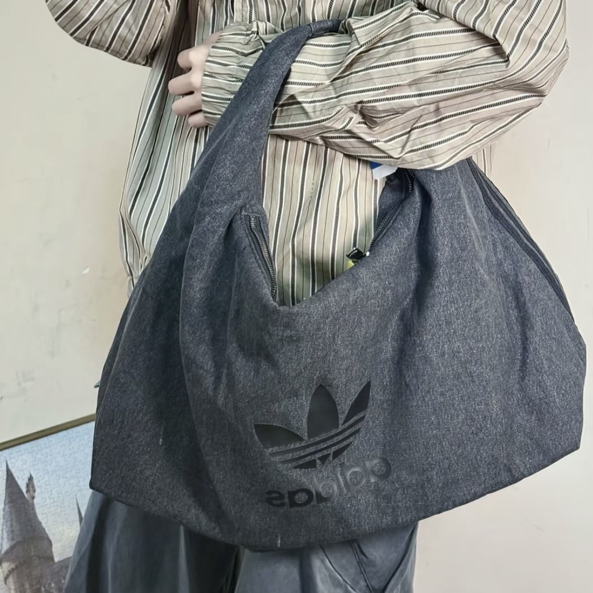 ADIDAS ORIGINALS 愛迪達 牛仔黑 經典 單寧 DEMIN 肩背包 斜背包 雲朵包 IX7694