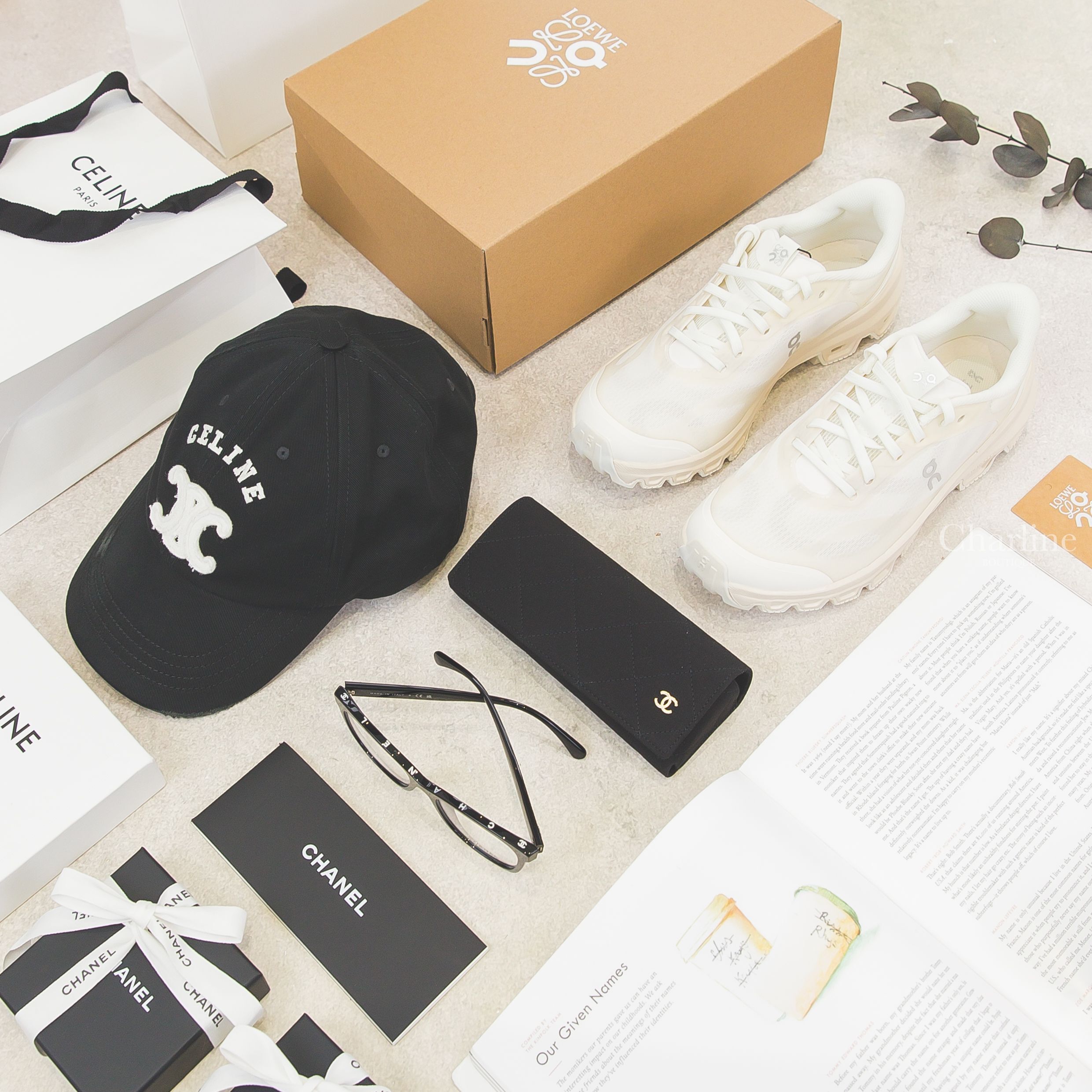 Celine Baseball 黑色仿舊刺繡白色字母凱旋門棉質棒球帽,Chanel黑色白字側邊銀CC平光眼鏡,Loewe Cloudventure 2.0 Sneaker 蛋殼色運動鞋-Charline Boutique 精品代購