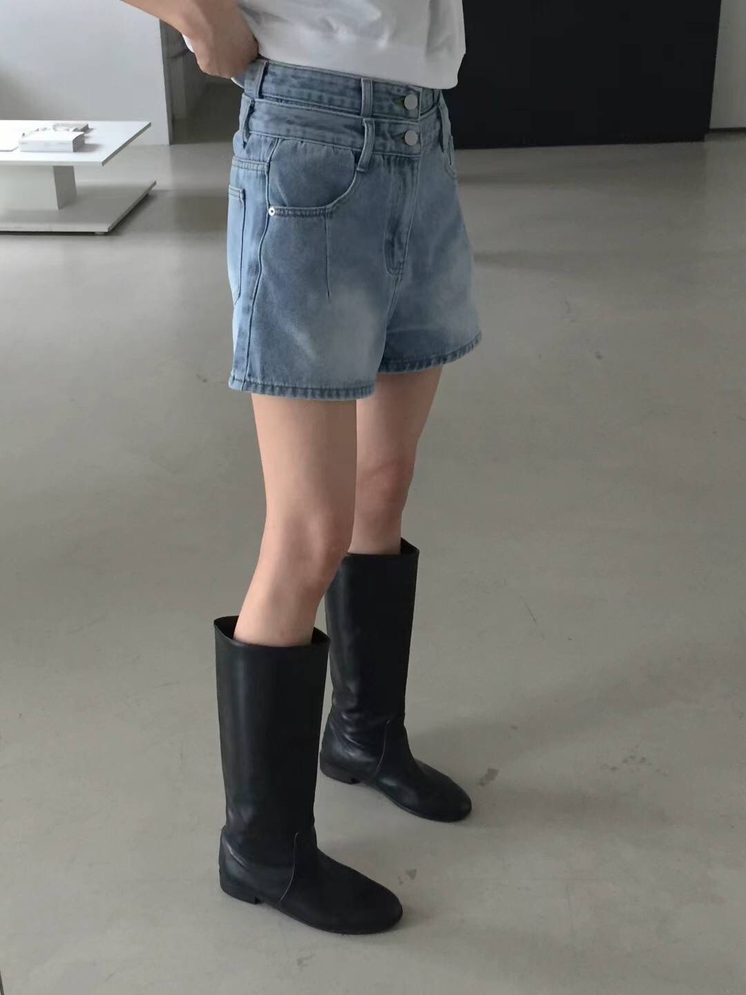 雙釦中高腰牛仔短褲
