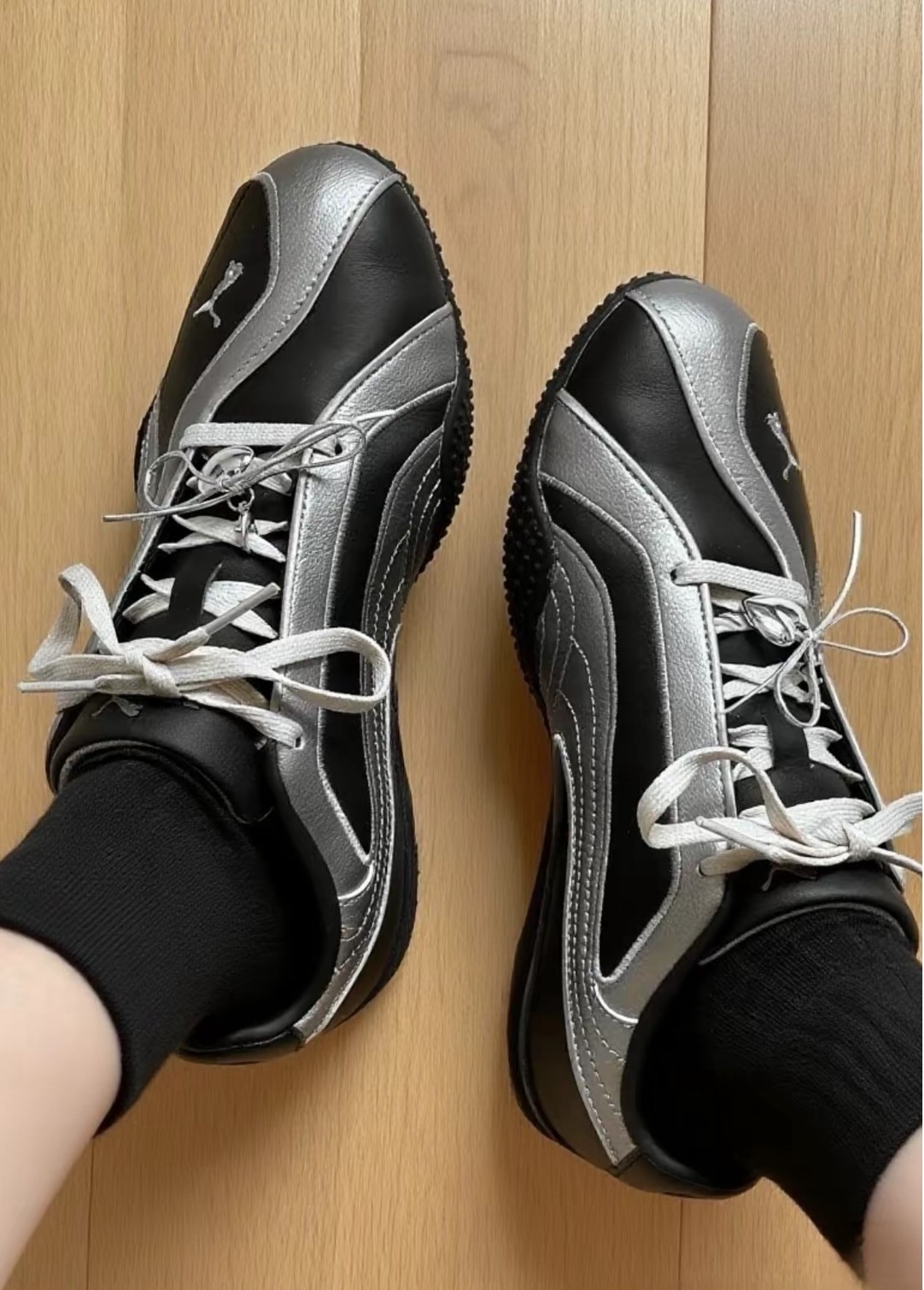 PUMA 德訓鞋 Bella V2 銀黑配色｜男女百搭薄底休閒鞋 中國限定款 July25