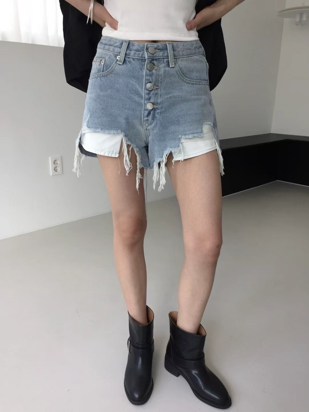銀釦露口袋牛仔短褲