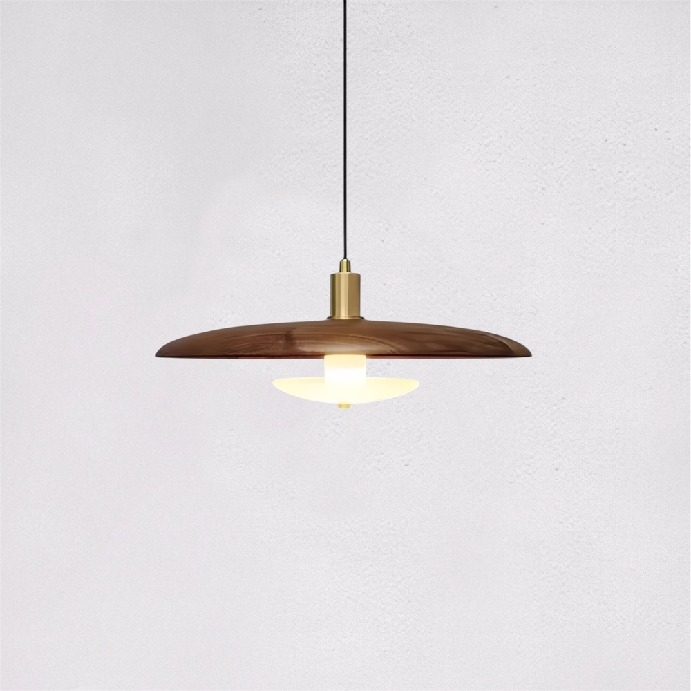 Ruma吊燈，黑胡桃木沉穩低調，每盞吊燈皆擁有獨一無二的紋理，是家中不可缺少的質感吊燈。