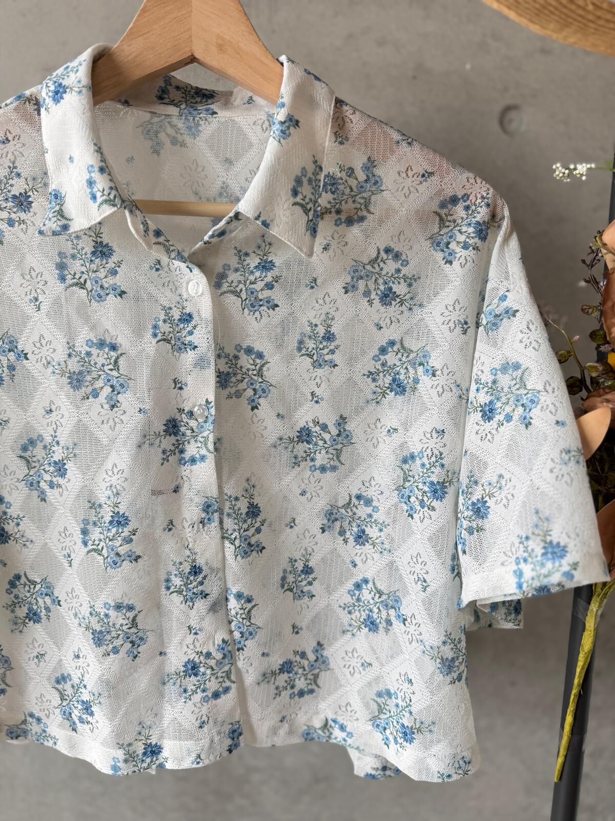 ｛Special Price} 優閒風藍調小碎花蕾絲闊身短款襯衫【日本直送】