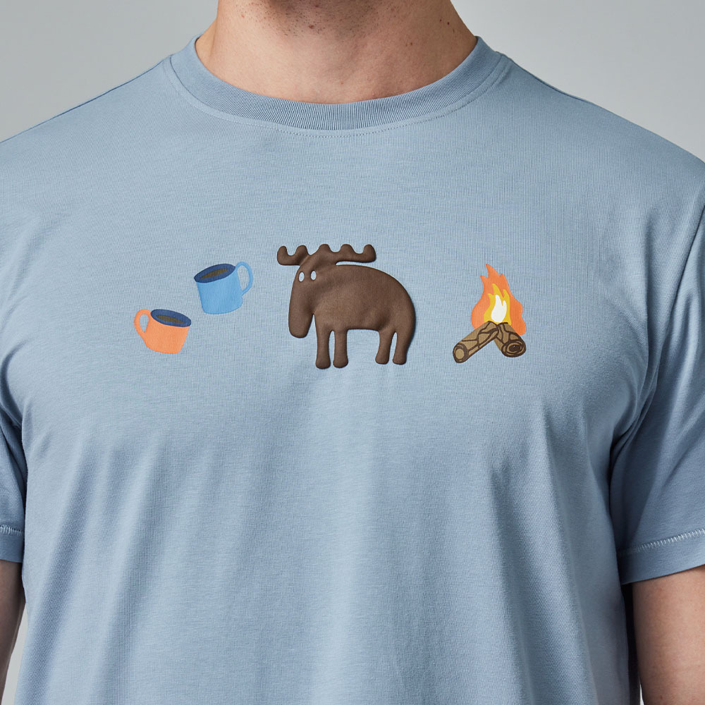 moz 發泡 露營駝鹿 舒涼 柔彈T恤-灰藍 男款