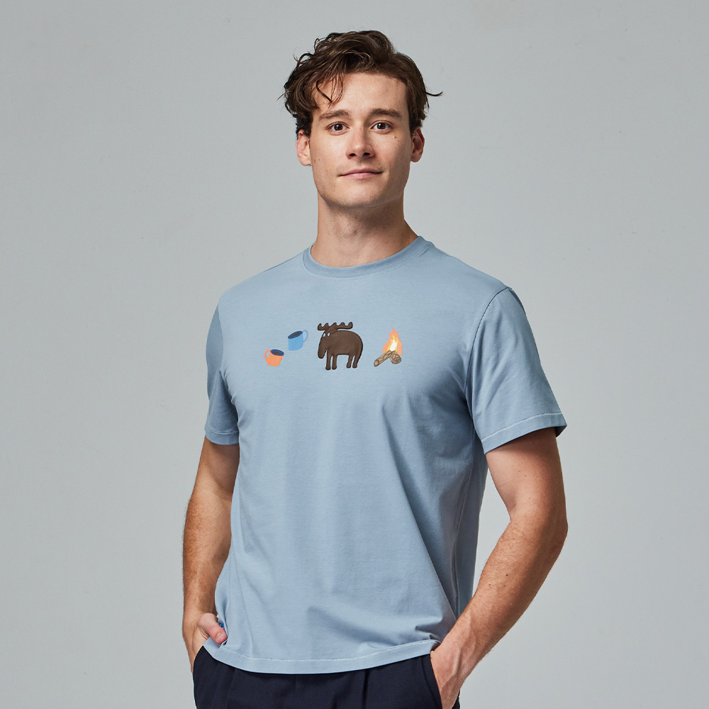 moz 發泡 露營駝鹿 舒涼 柔彈T恤-灰藍 男款