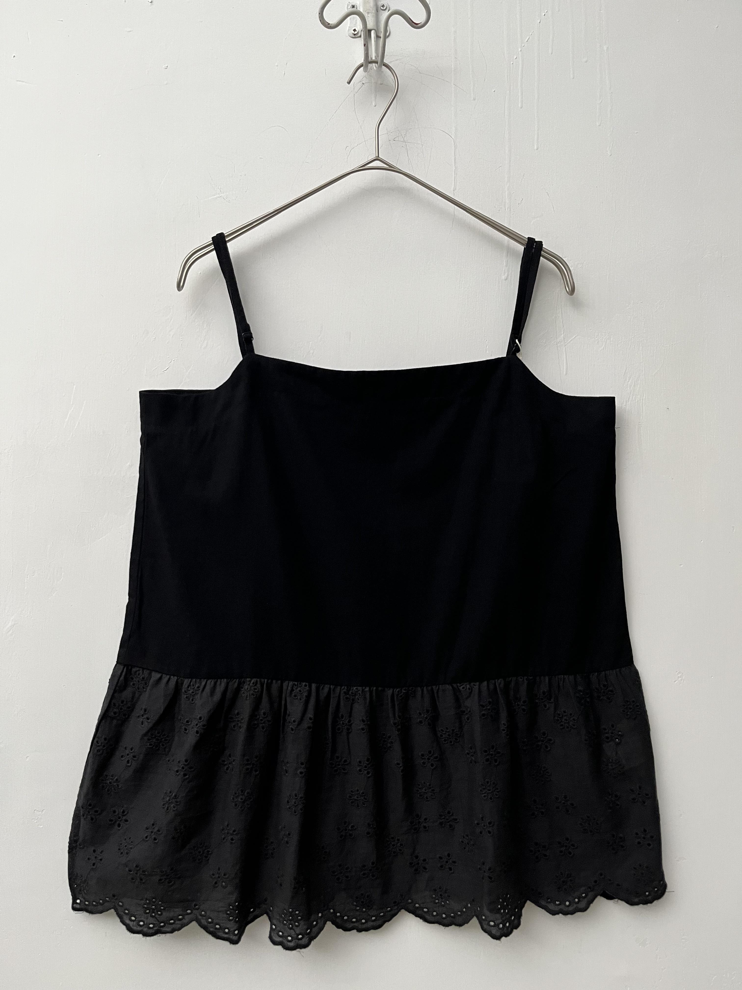 黑色刺繡通花吊帶背心