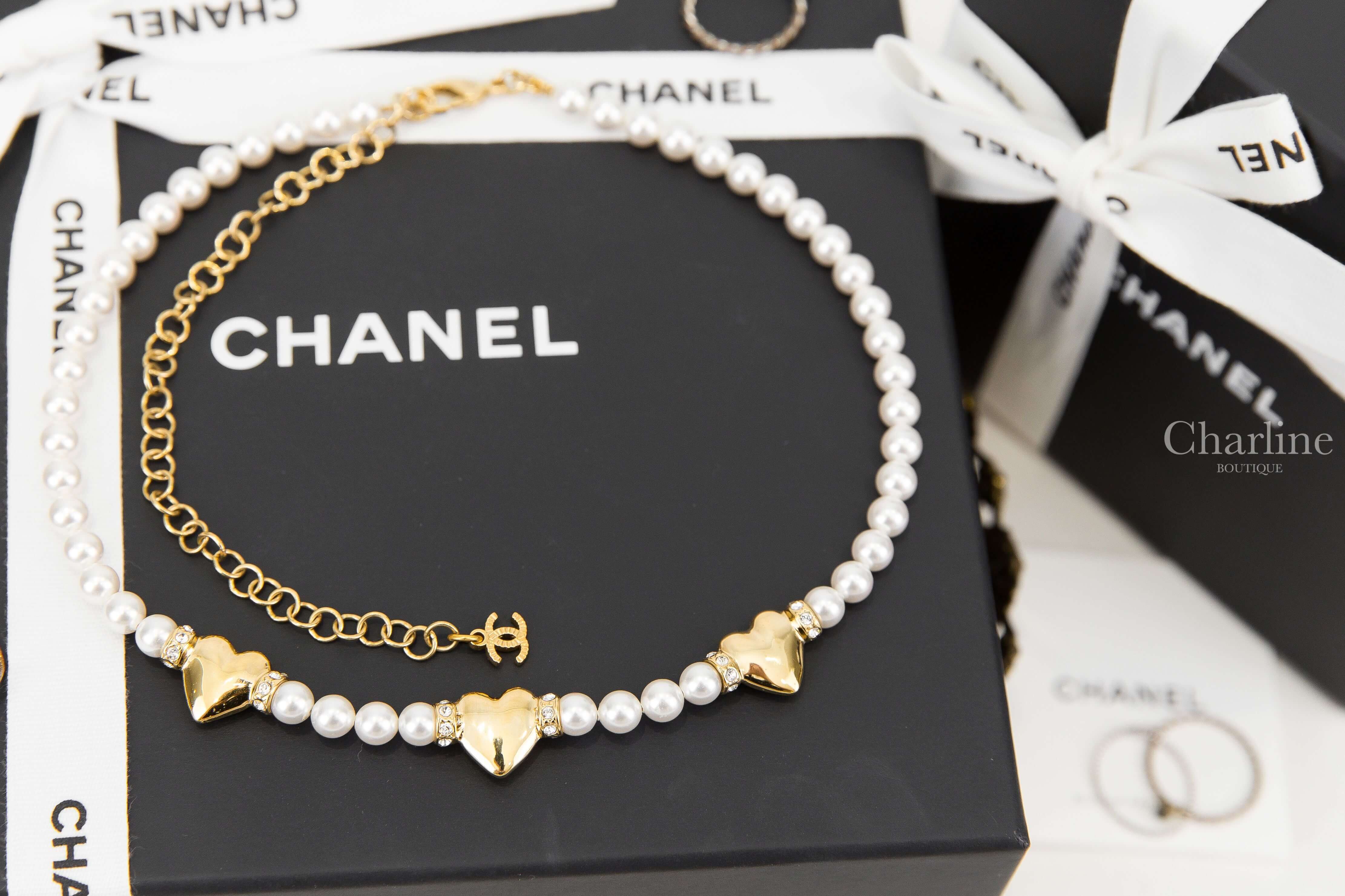 Chanel Choker 金色CC三顆愛心鑲鑽白色珍珠頸鏈-Charline Boutique 精品代購