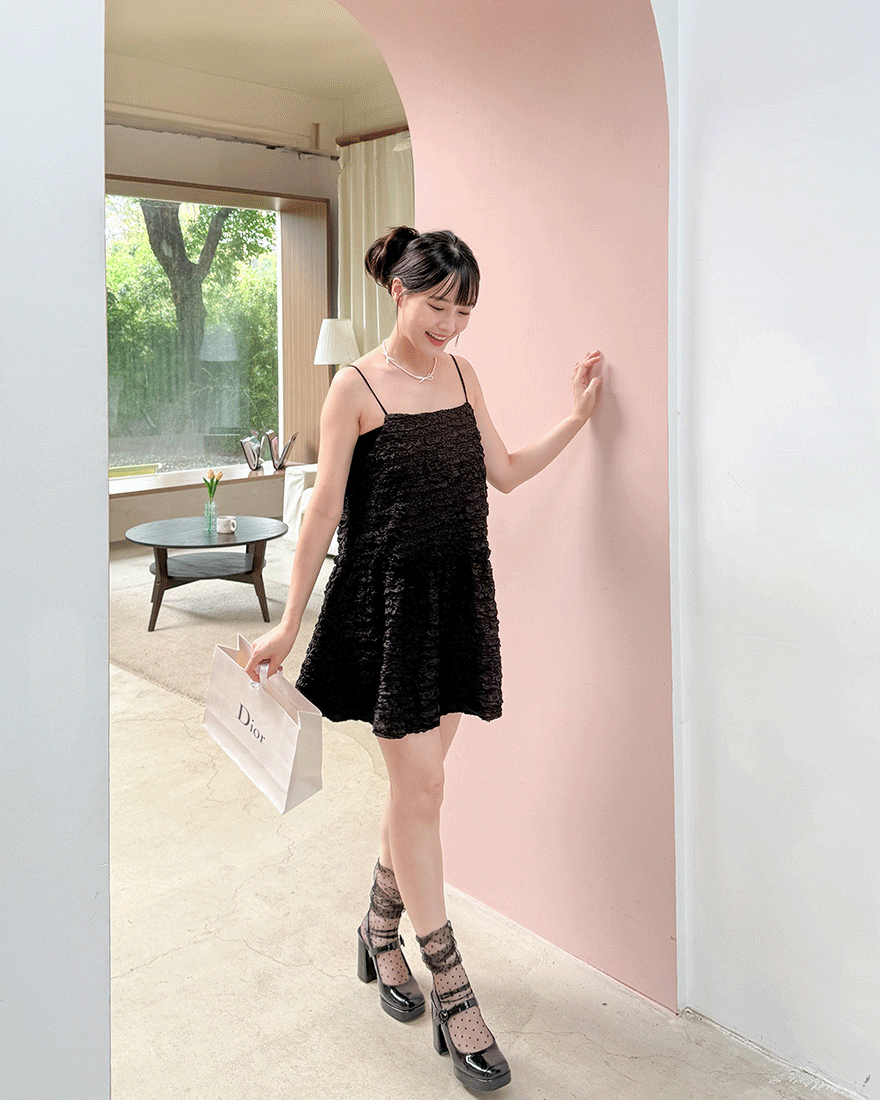 LINA LINA微甜浪漫立體壓紋荷葉滾邊上衣洋-優美黑
